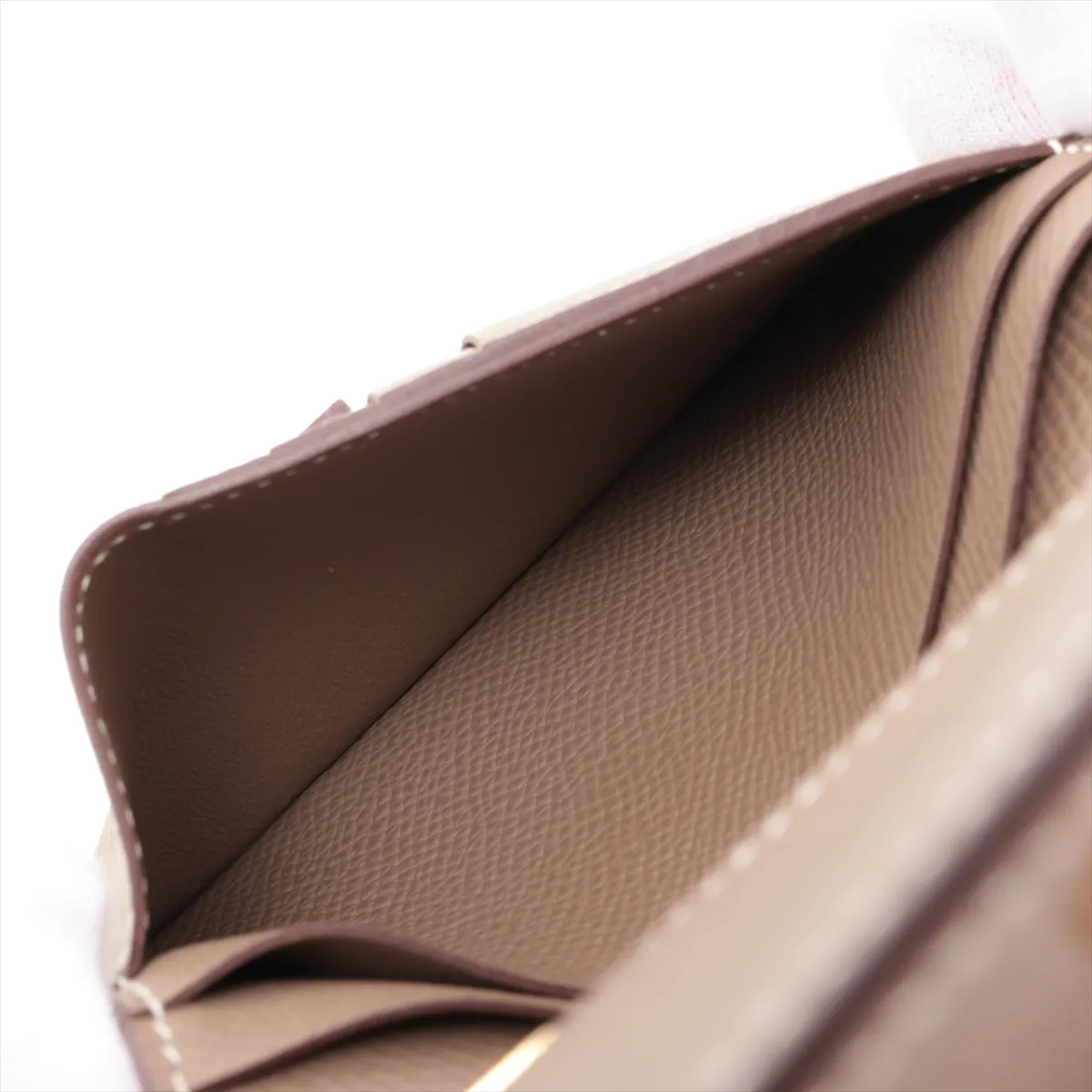 Bearn Compact, Veau Epsom, Compact Wallet, Etoupe, Gold Hardware, D: 2019 — view 5
