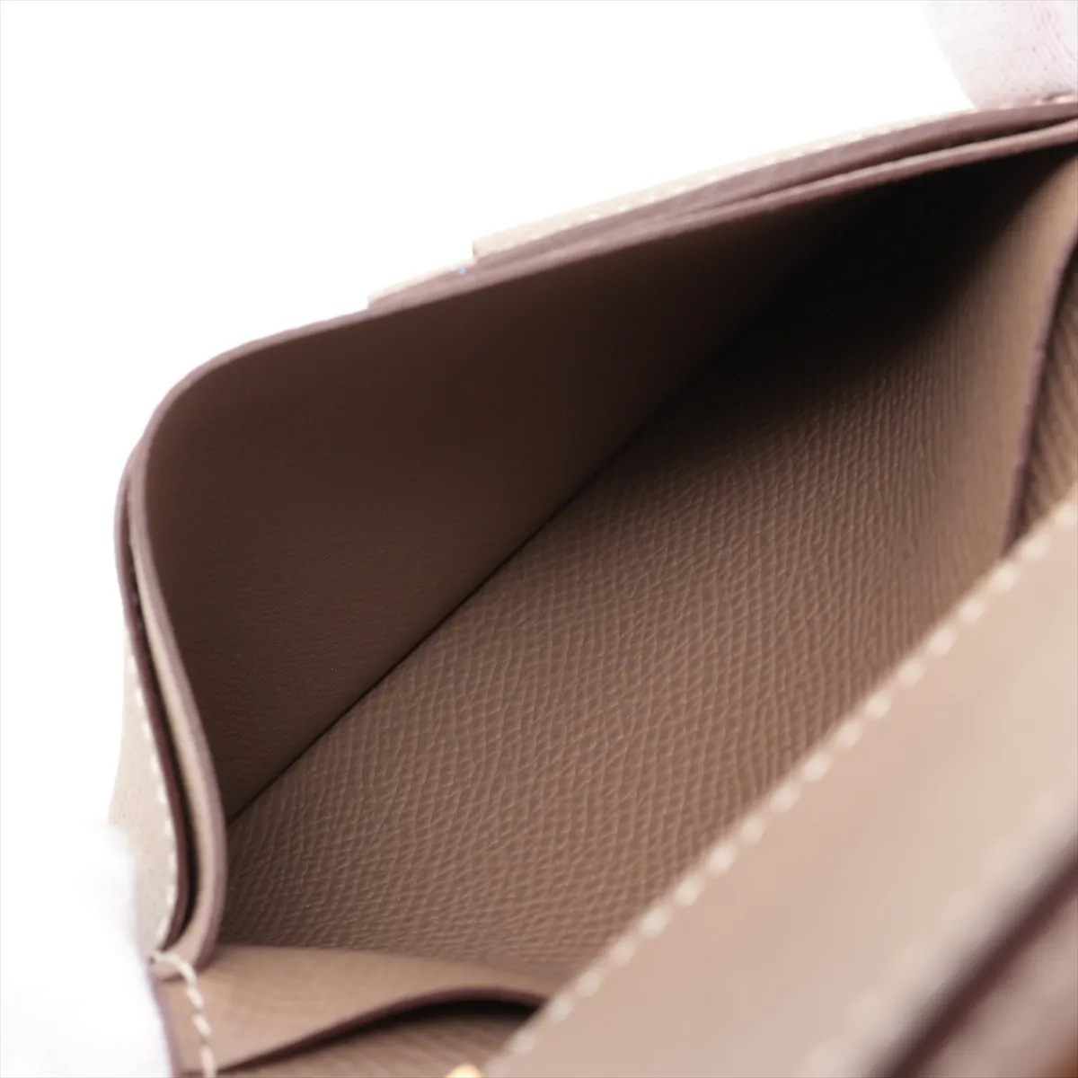 Bearn Compact, Veau Epsom, Compact Wallet, Etoupe, Gold Hardware, D: 2019 — view 6