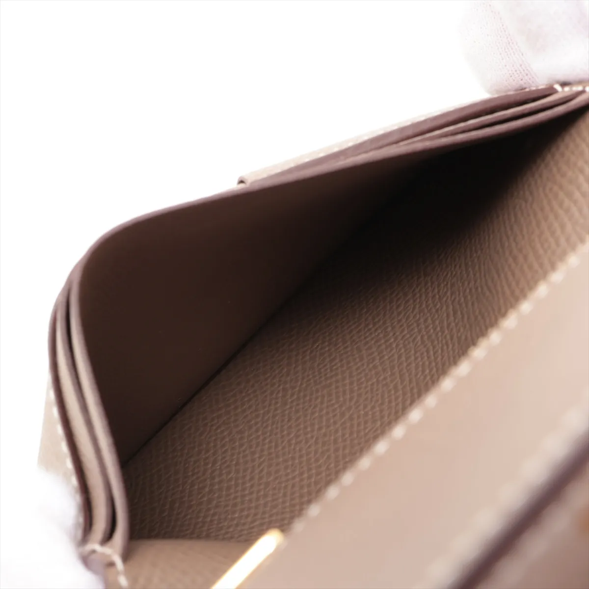 Bearn Compact, Veau Epsom, Compact Wallet, Etoupe, Gold Hardware, D: 2019 — view 7