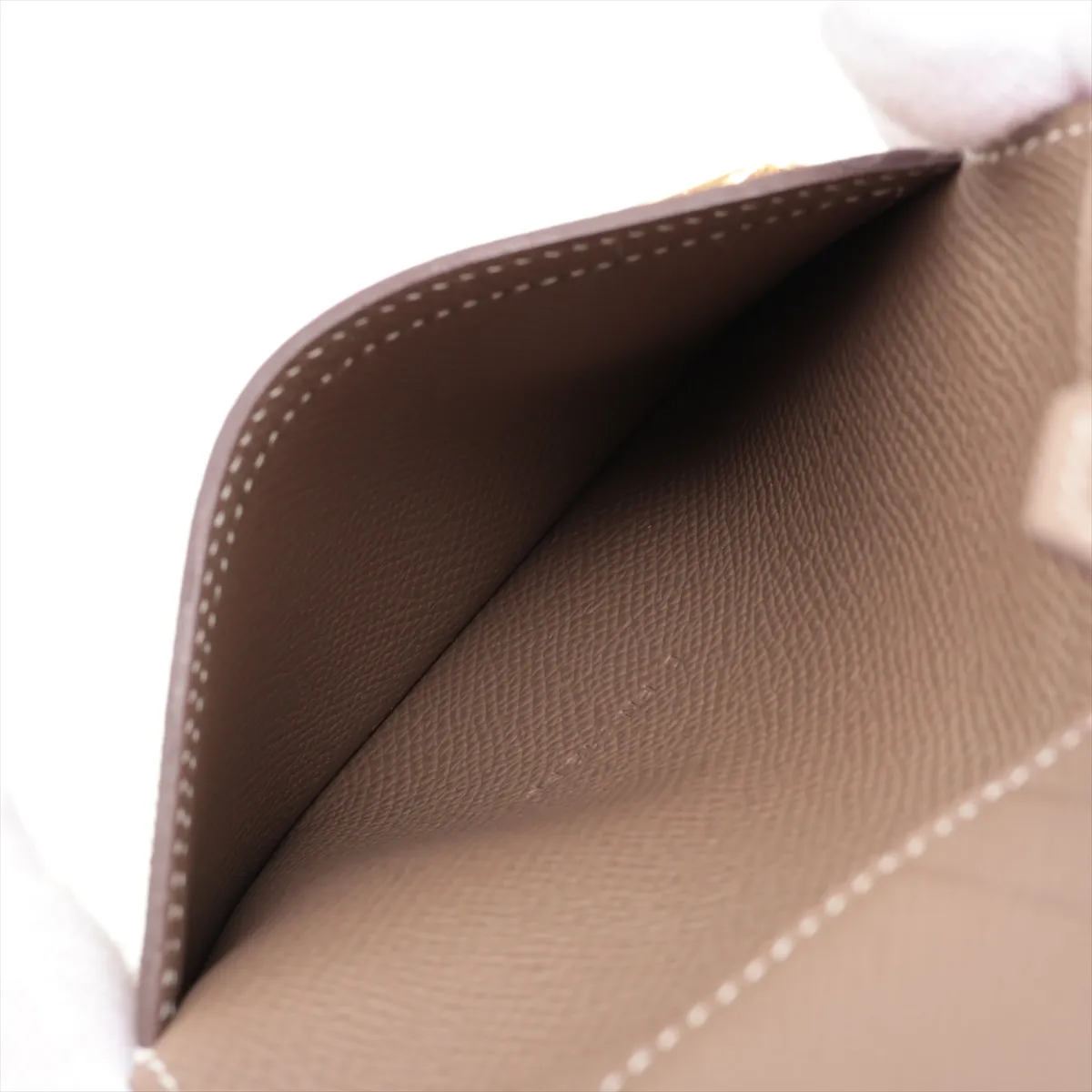 Bearn Compact, Veau Epsom, Compact Wallet, Etoupe, Gold Hardware, D: 2019 — view 8