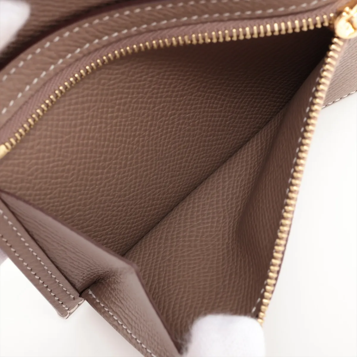 Bearn Compact, Veau Epsom, Compact Wallet, Etoupe, Gold Hardware, D: 2019 — view 9