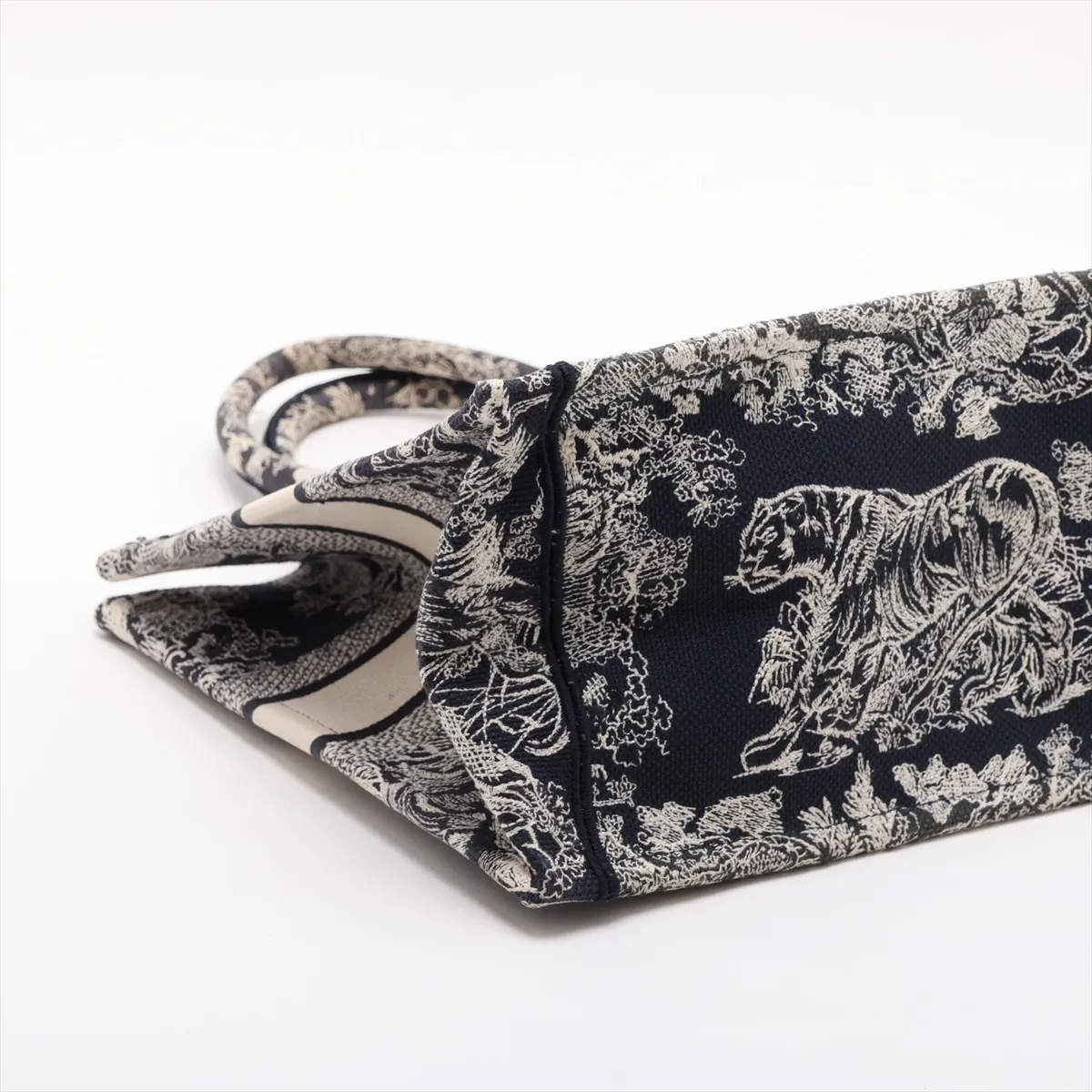 Toile de Jouy Embroidery Book Tote Medium Canvas Tote Bag Navy x Beige — view 4