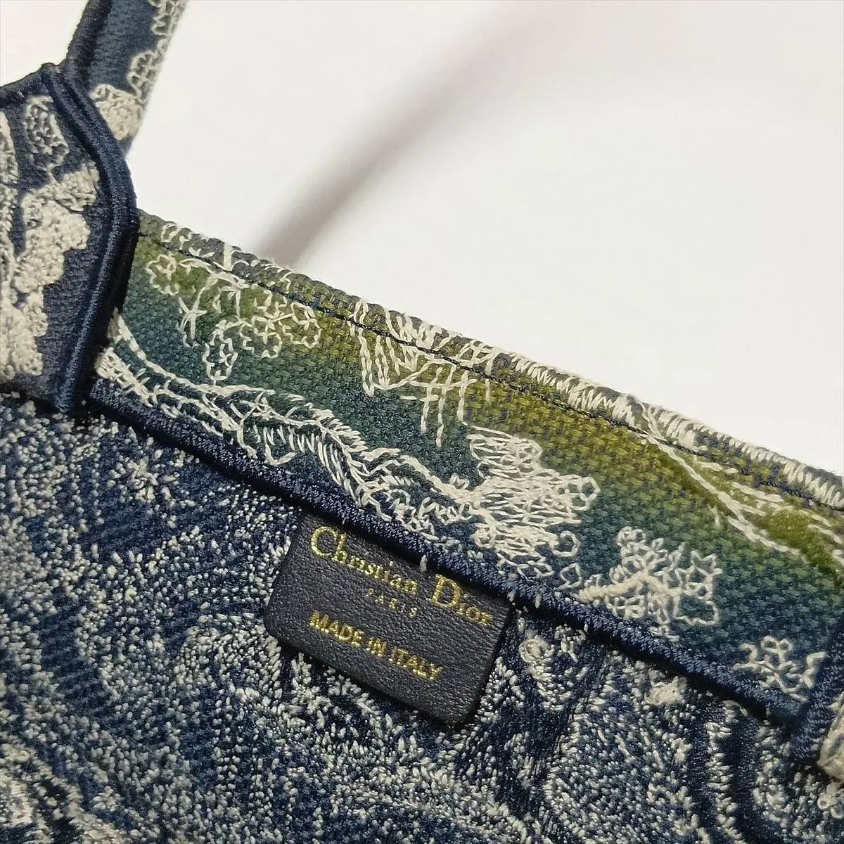 Toile de Jouy Embroidery Book Tote Medium Canvas Tote Bag Navy x Beige — view 9