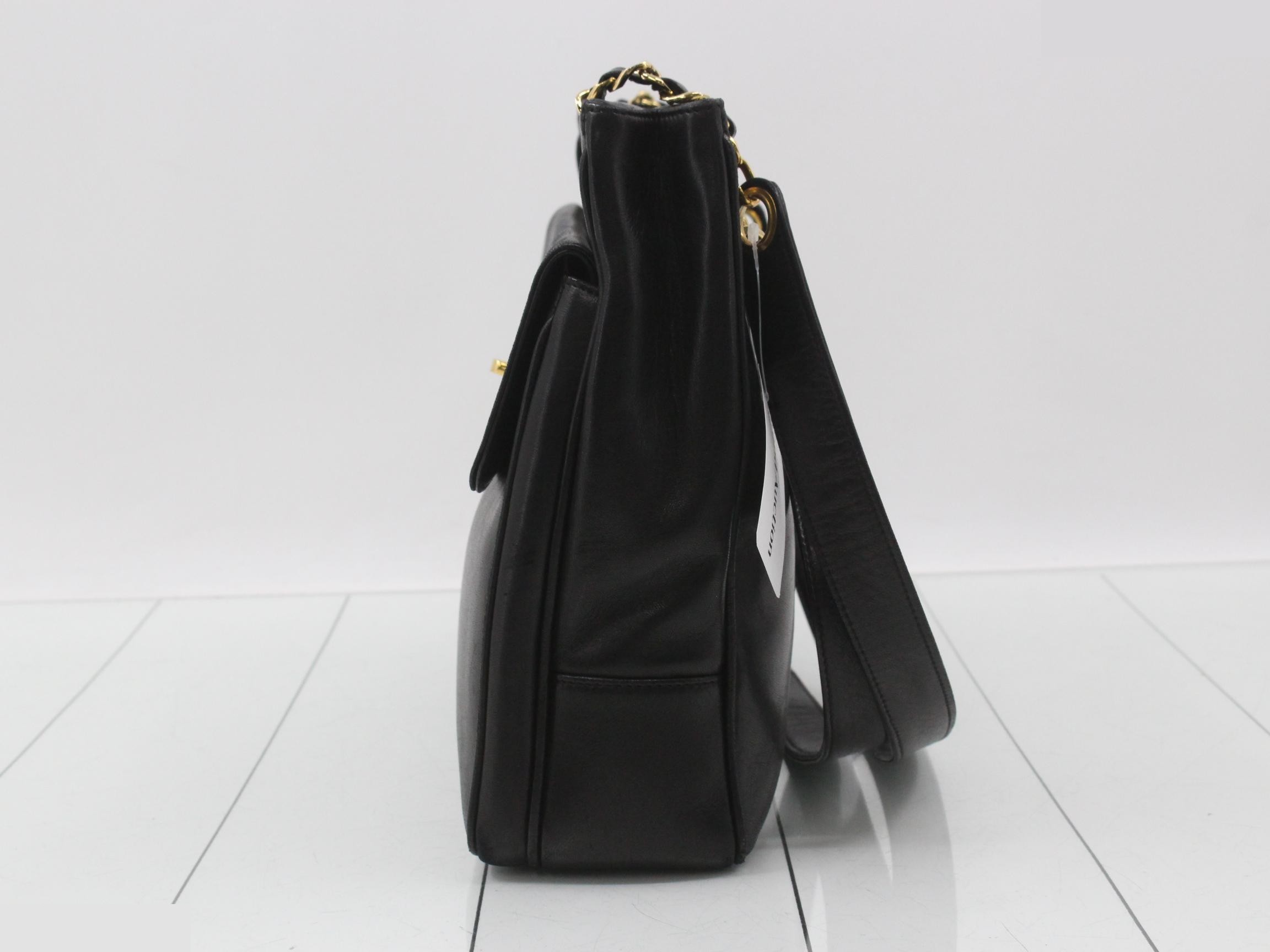 Turnlock chain tote bag, with sticker, item number 2. — view 3