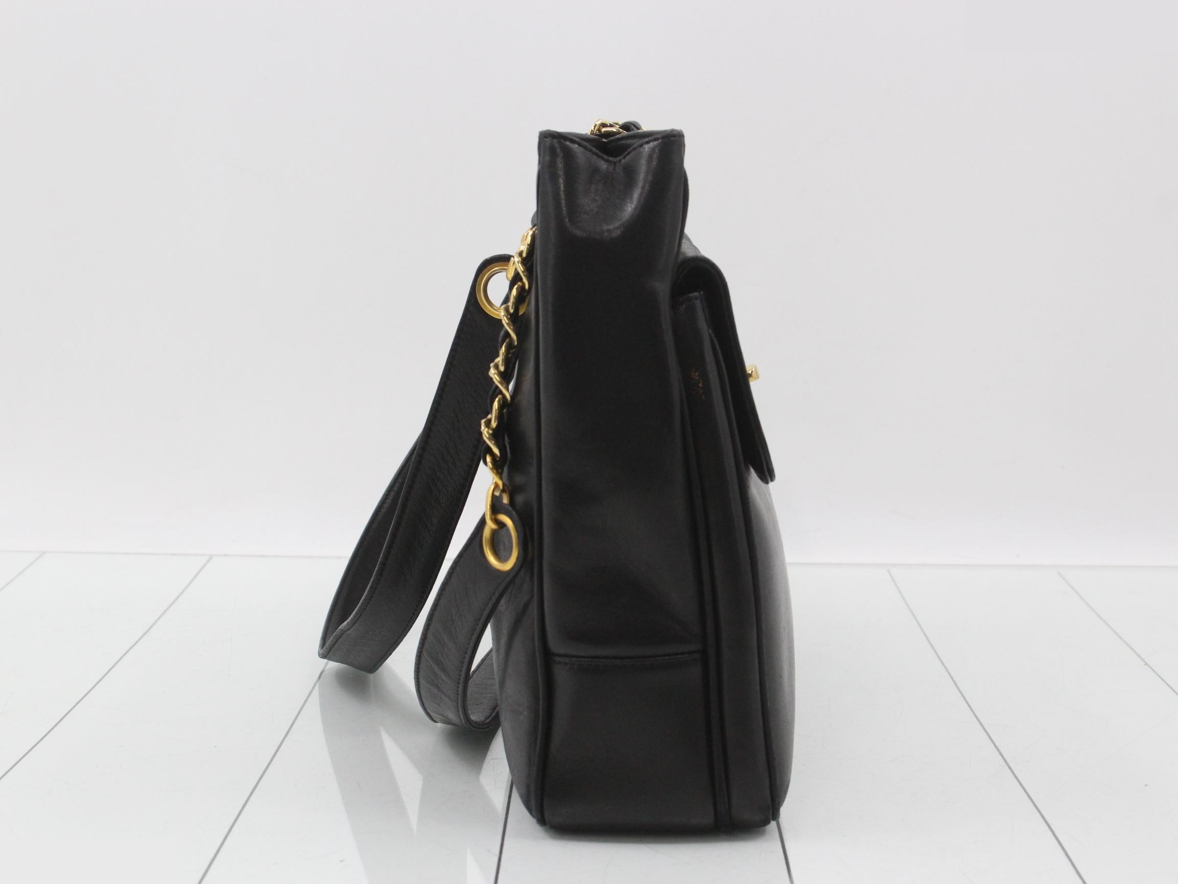 Turnlock chain tote bag, with sticker, item number 2. — view 4