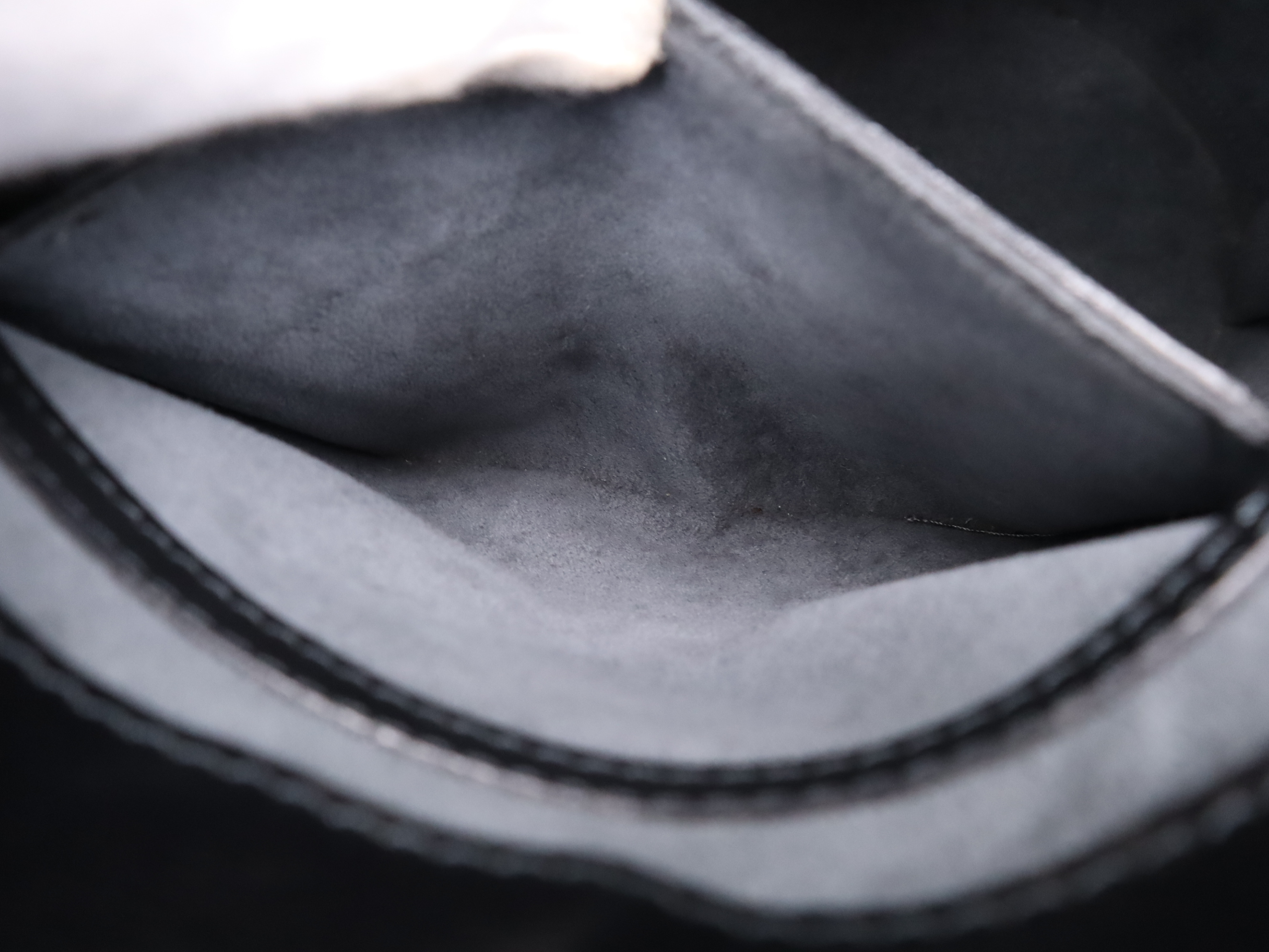 M52252 Epi Cluny Noir Shoulder Bag — view 11