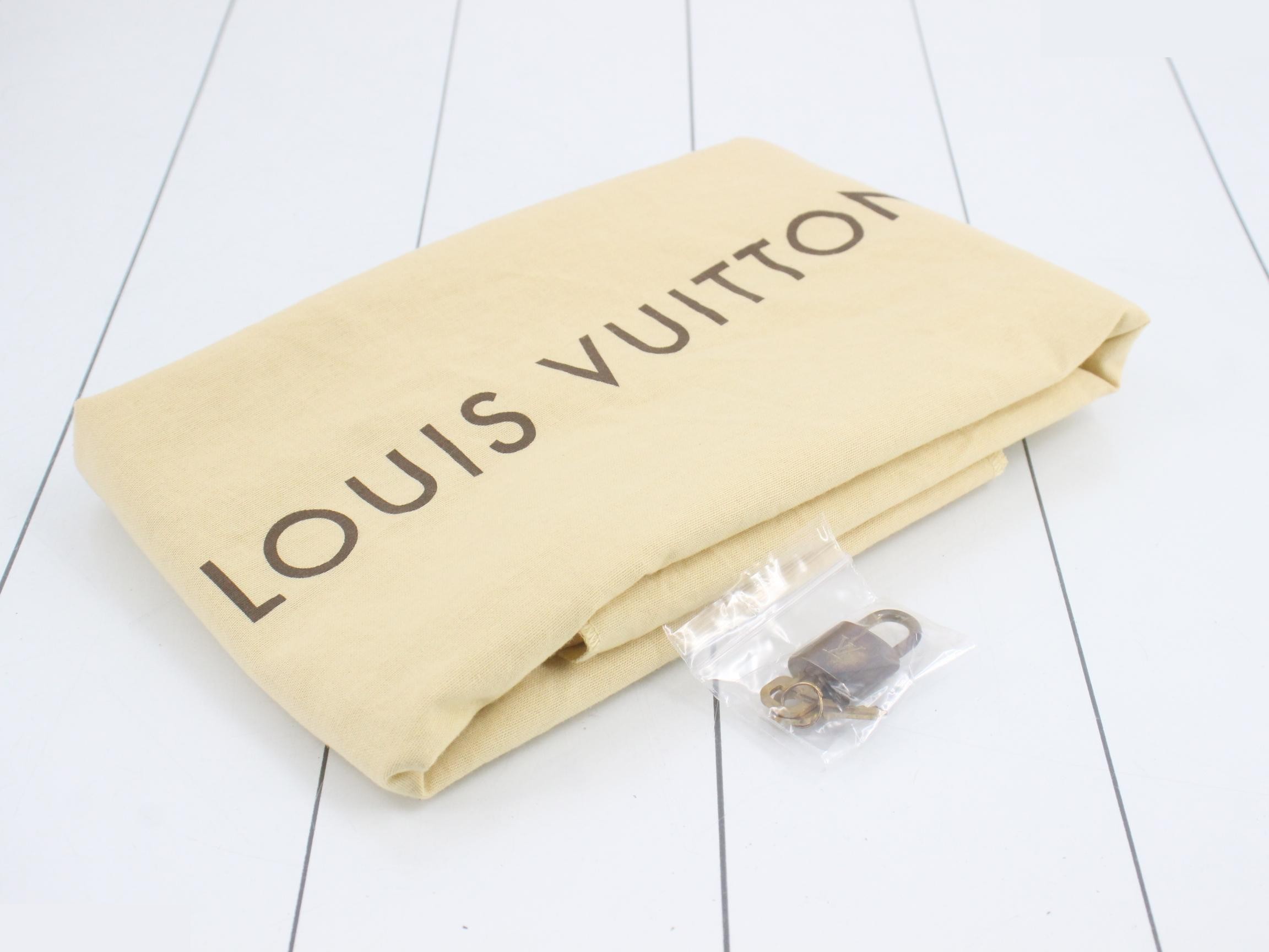 Carryall TH0076 - Includes dust bag, handle strap, name tag, key, 2 keys, and booklet. — view 7