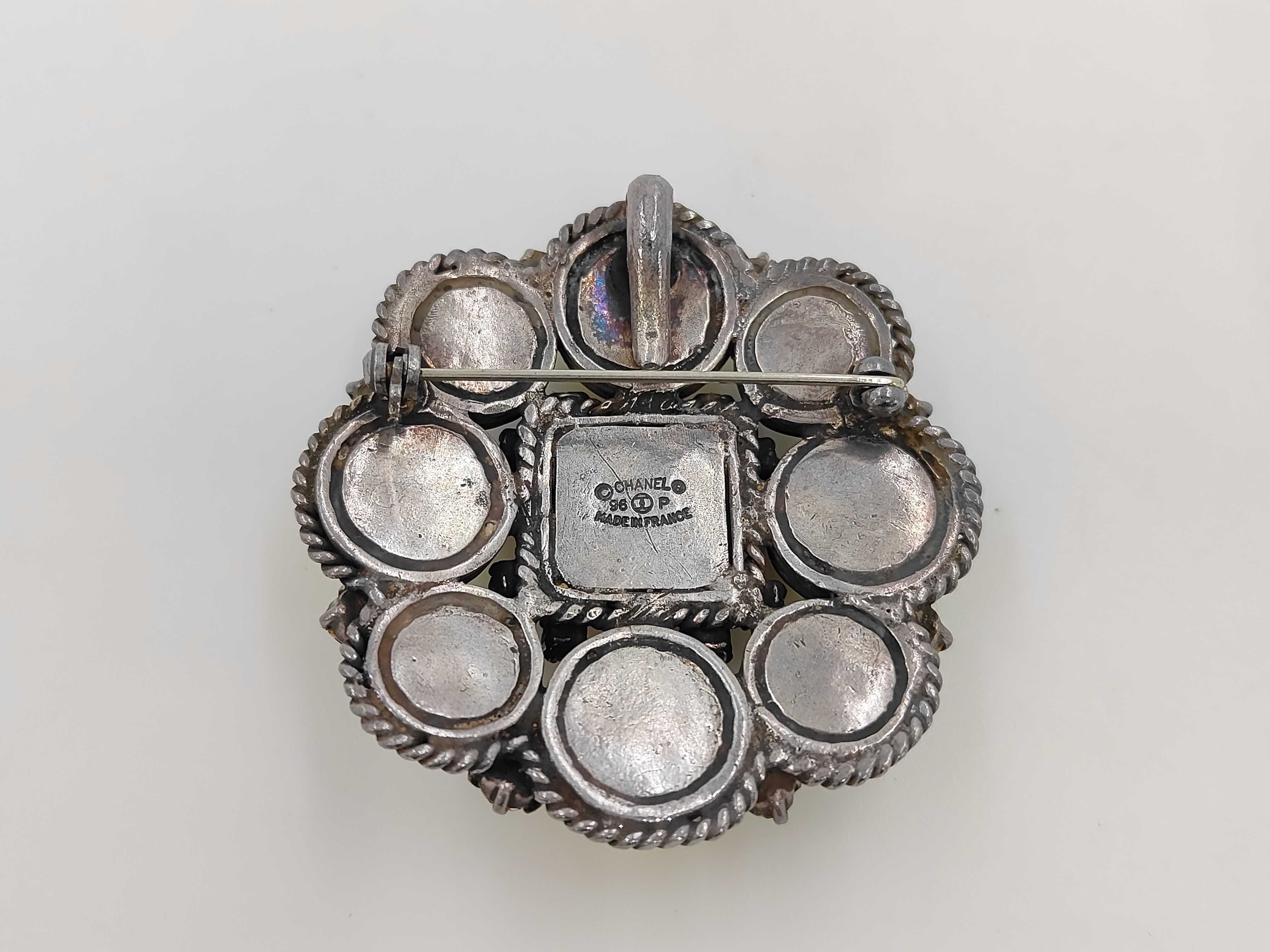 brooch — view 2