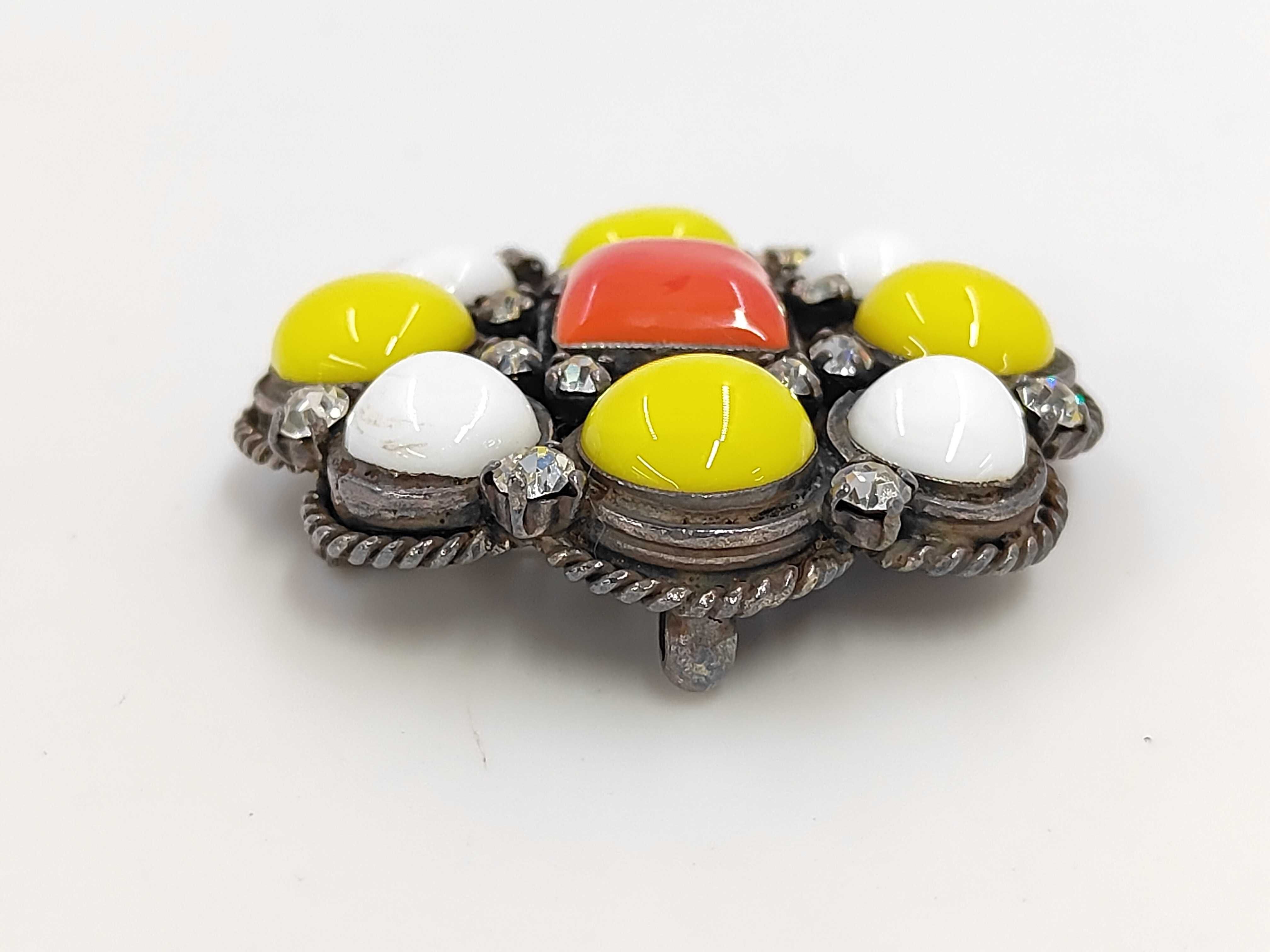 brooch — view 3