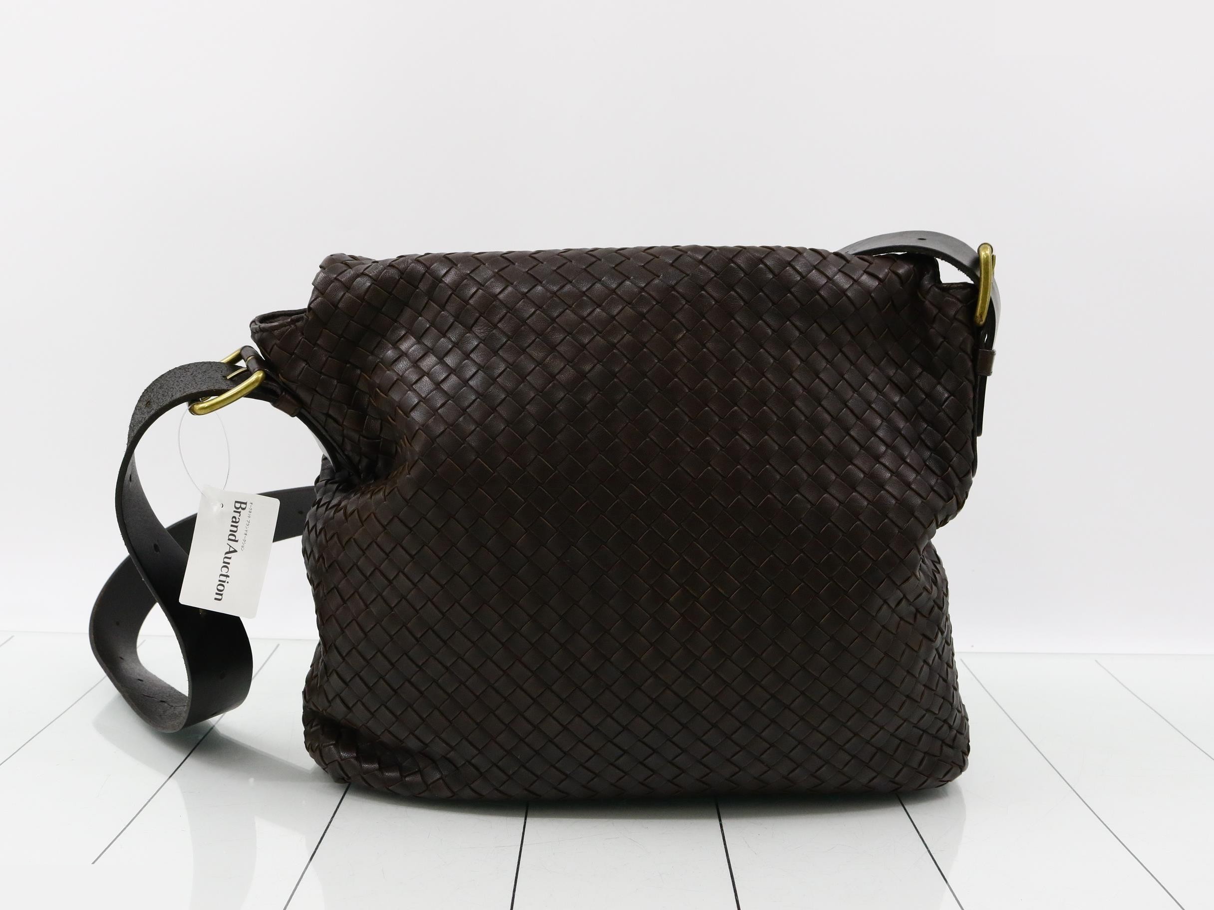 Intrecciato leather shoulder bag, dark brown. — view 2