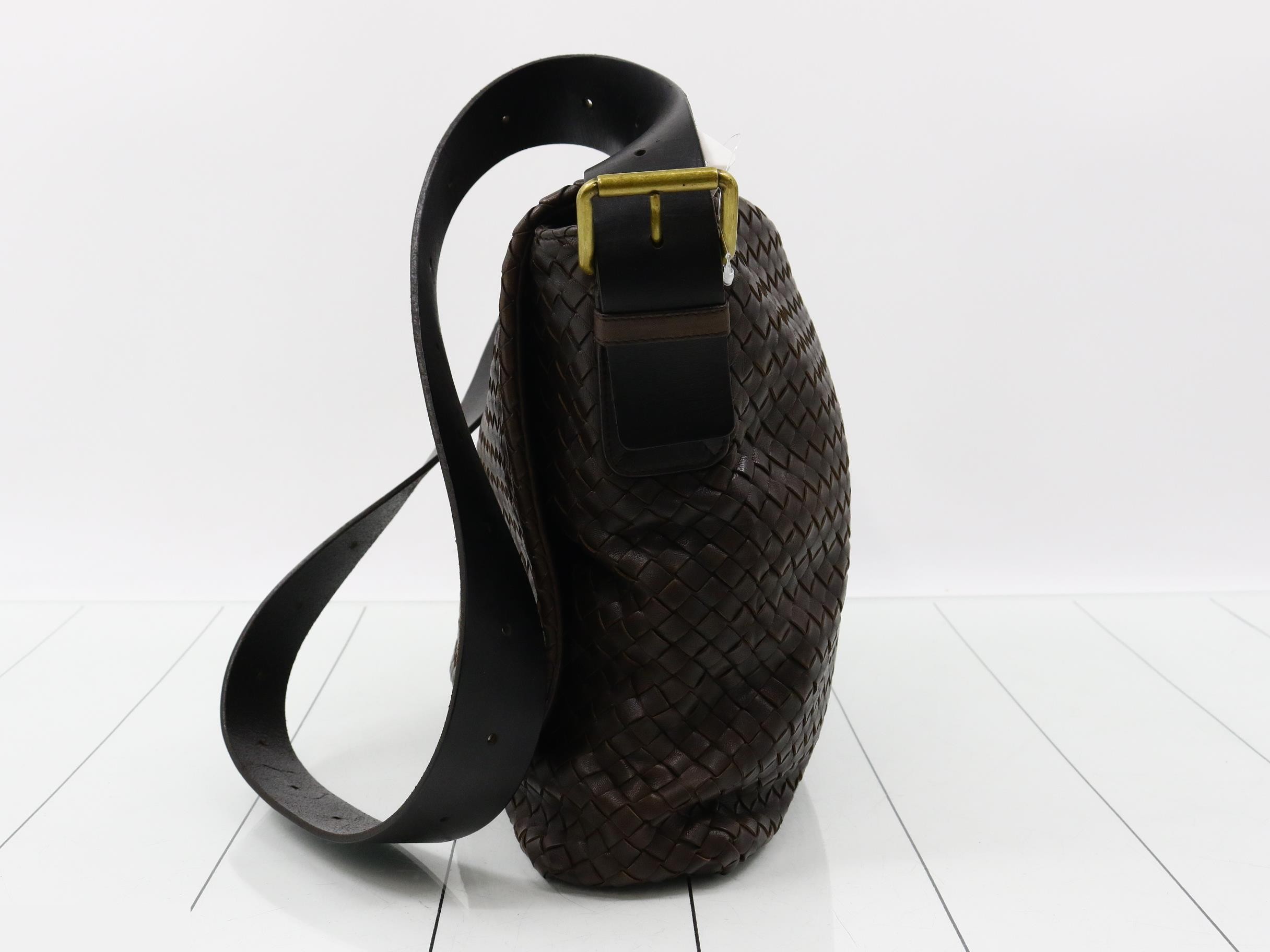 Intrecciato leather shoulder bag, dark brown. — view 3