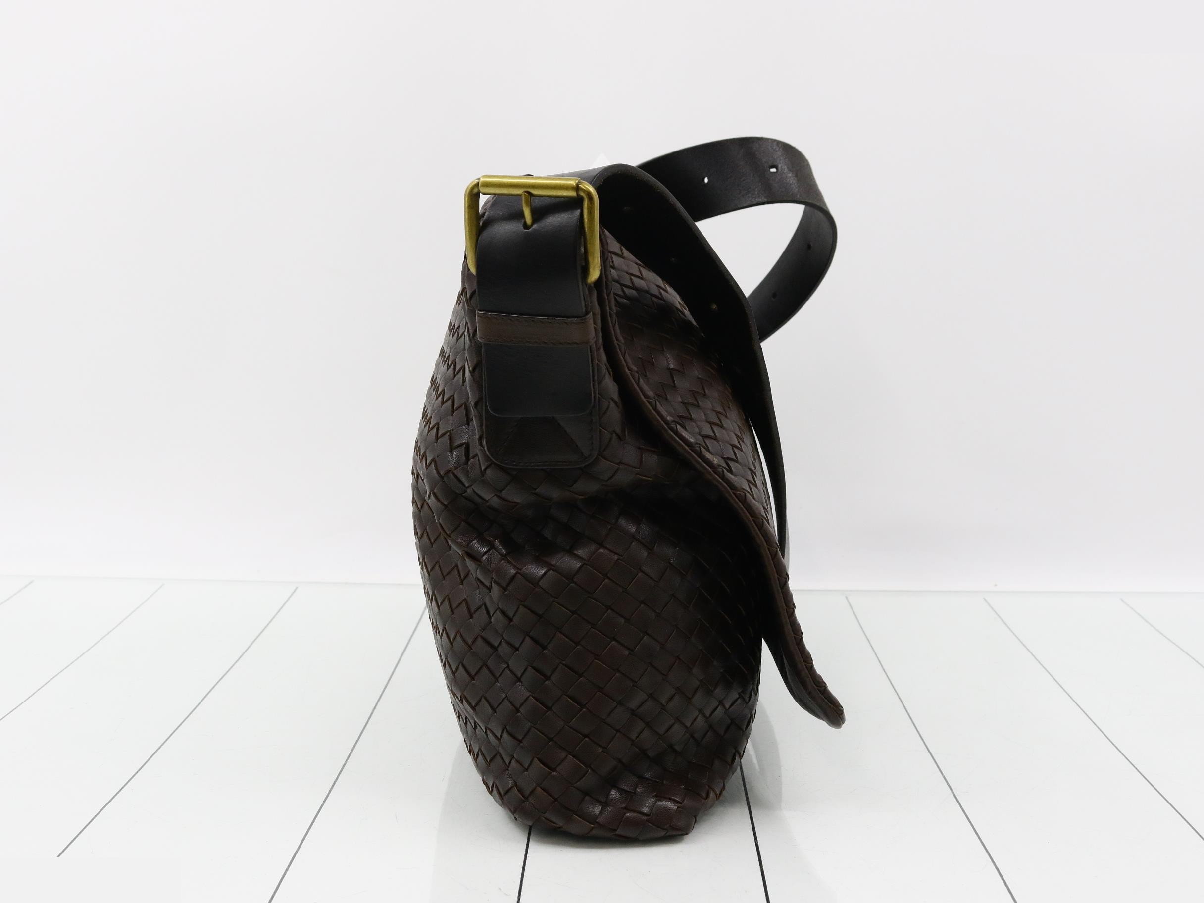 Intrecciato leather shoulder bag, dark brown. — view 4