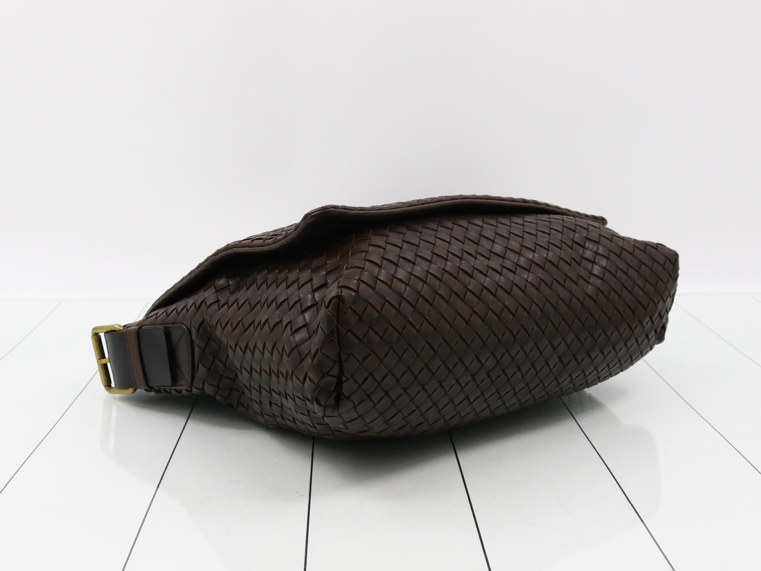 Intrecciato leather shoulder bag, dark brown. — view 5