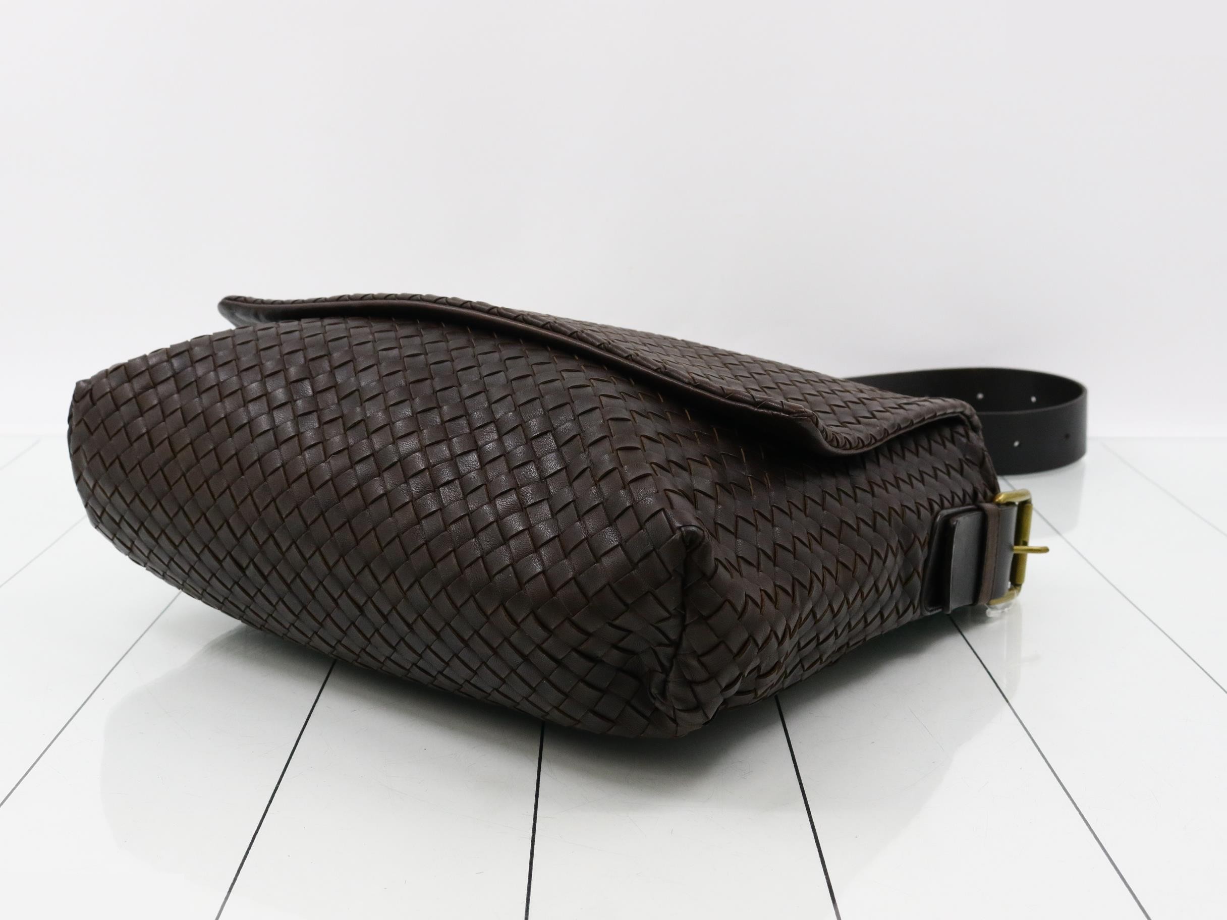 Intrecciato leather shoulder bag, dark brown. — view 6