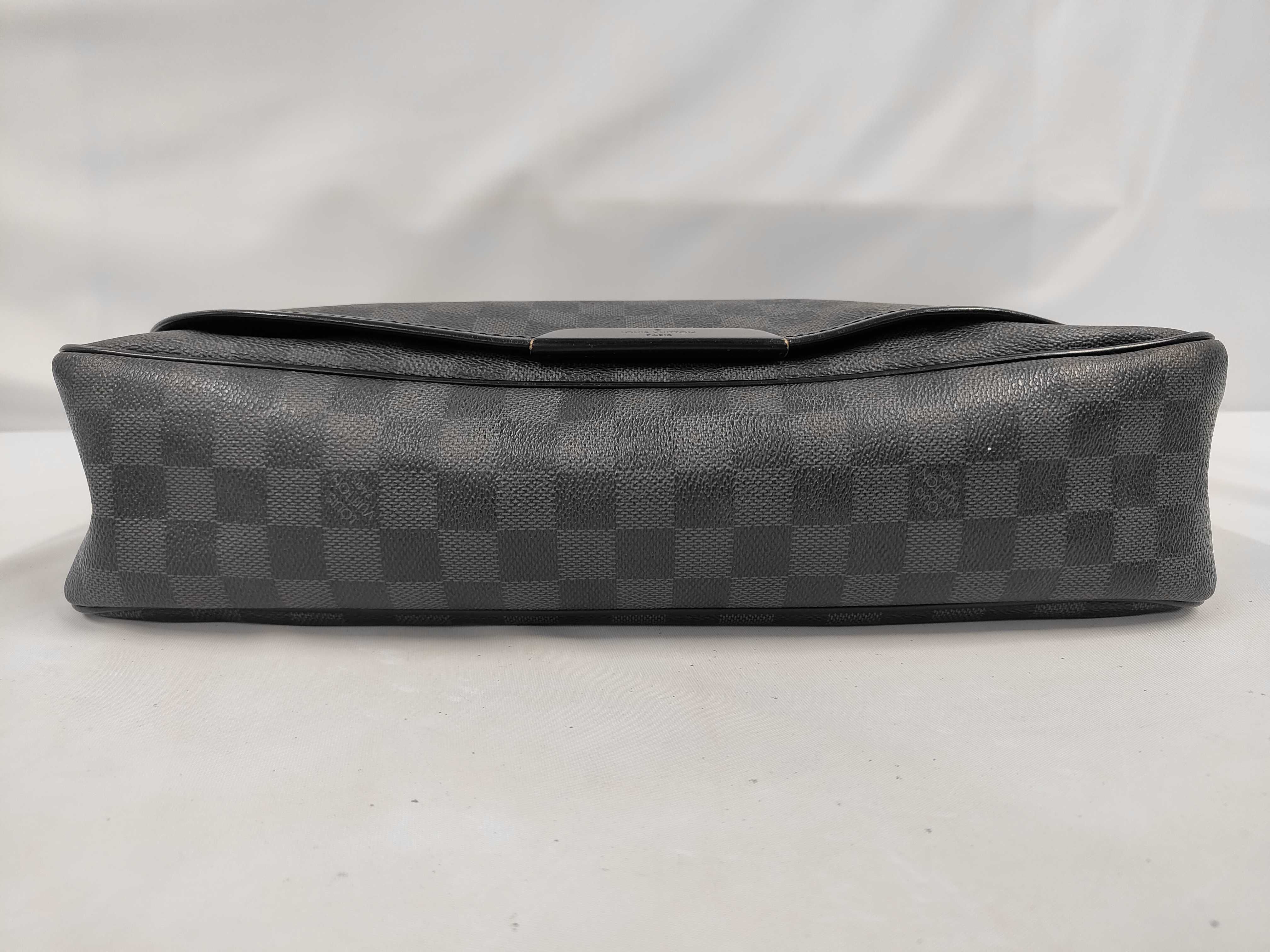 N58033 Damier Graphite Daniel GM Shoulder Bag — view 4
