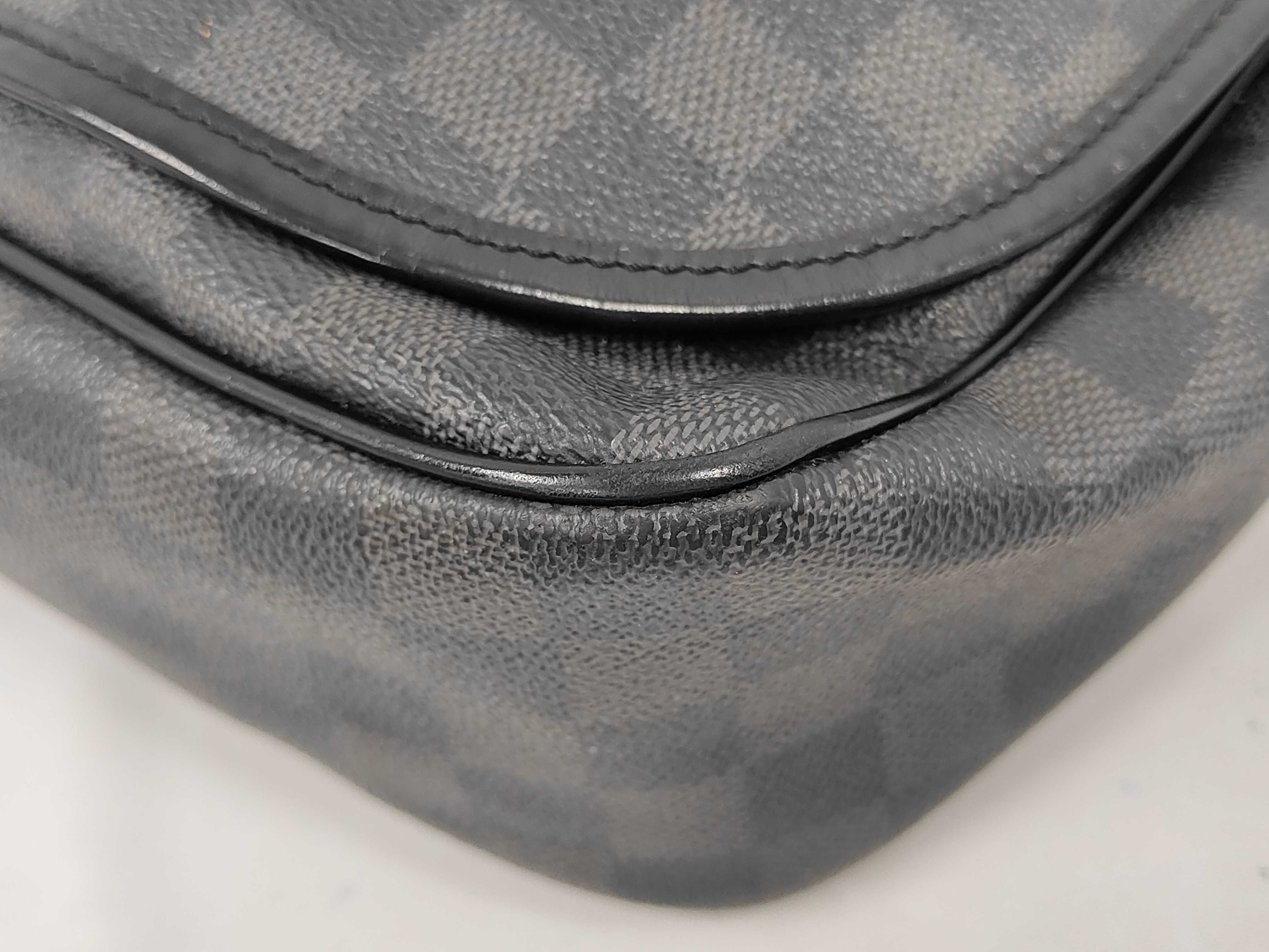 N58033 Damier Graphite Daniel GM Shoulder Bag — view 5