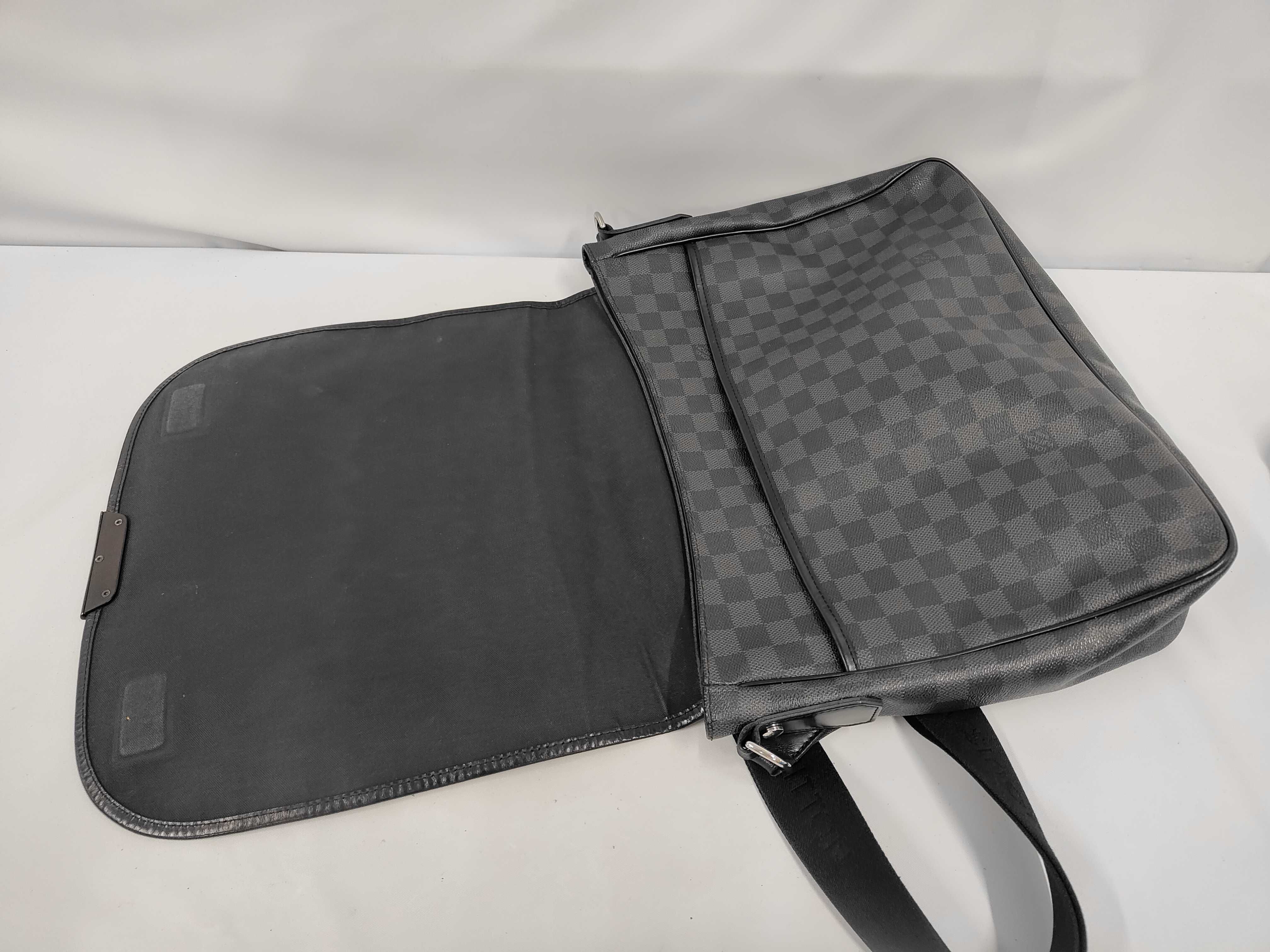 N58033 Damier Graphite Daniel GM Shoulder Bag — view 8