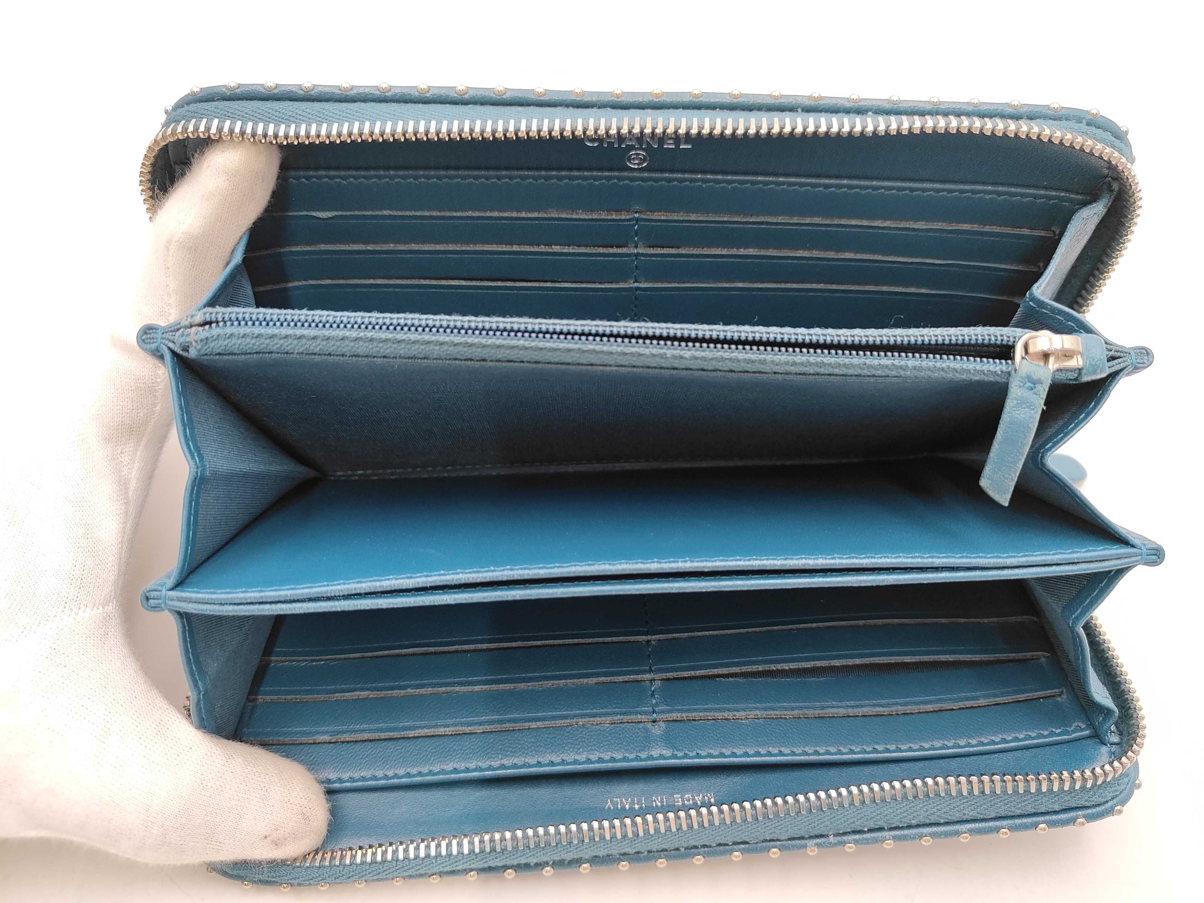 V-stitch Coco Mark Studded Long Wallet — view 8