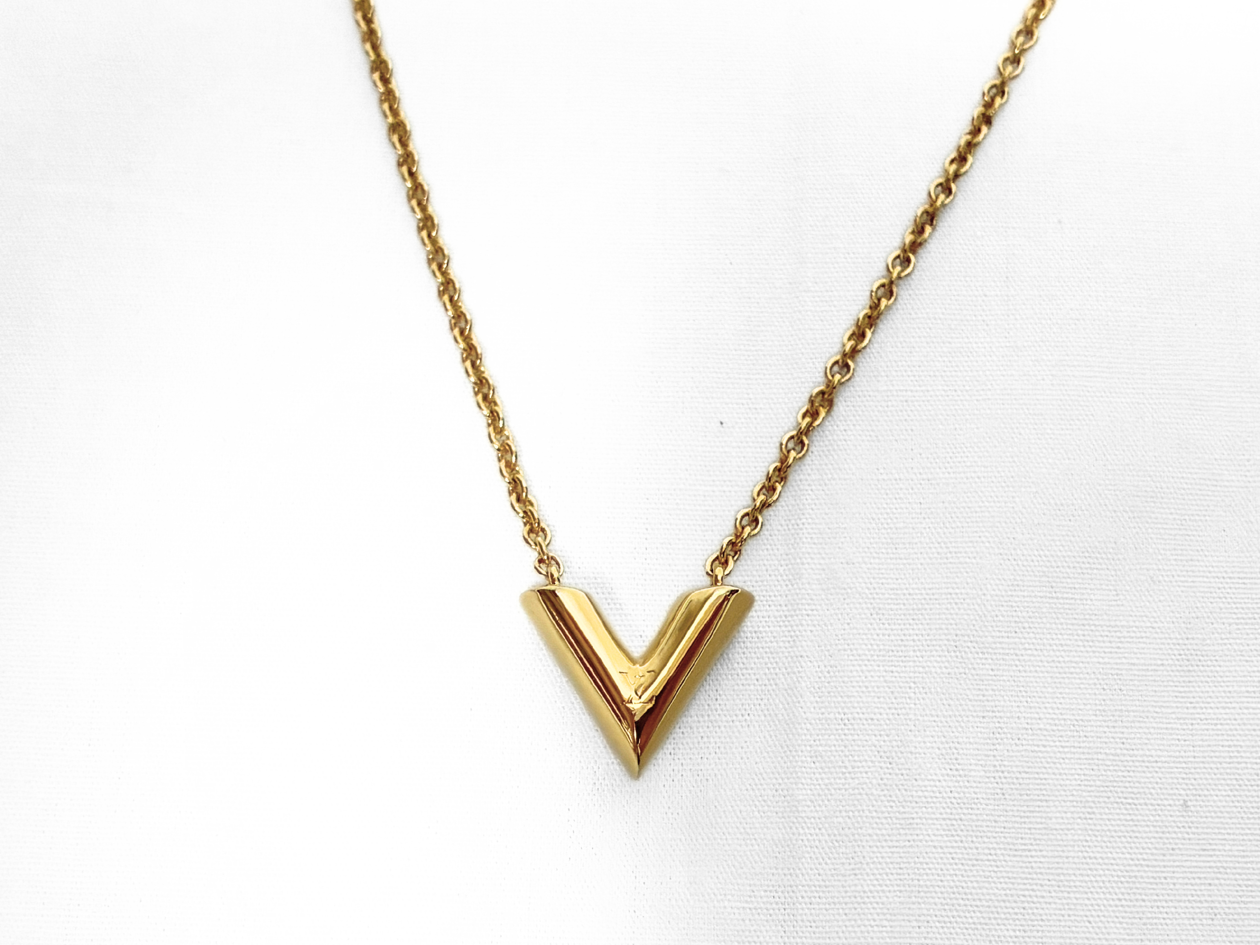 Essential M61083 Gold V Necklace — view 3