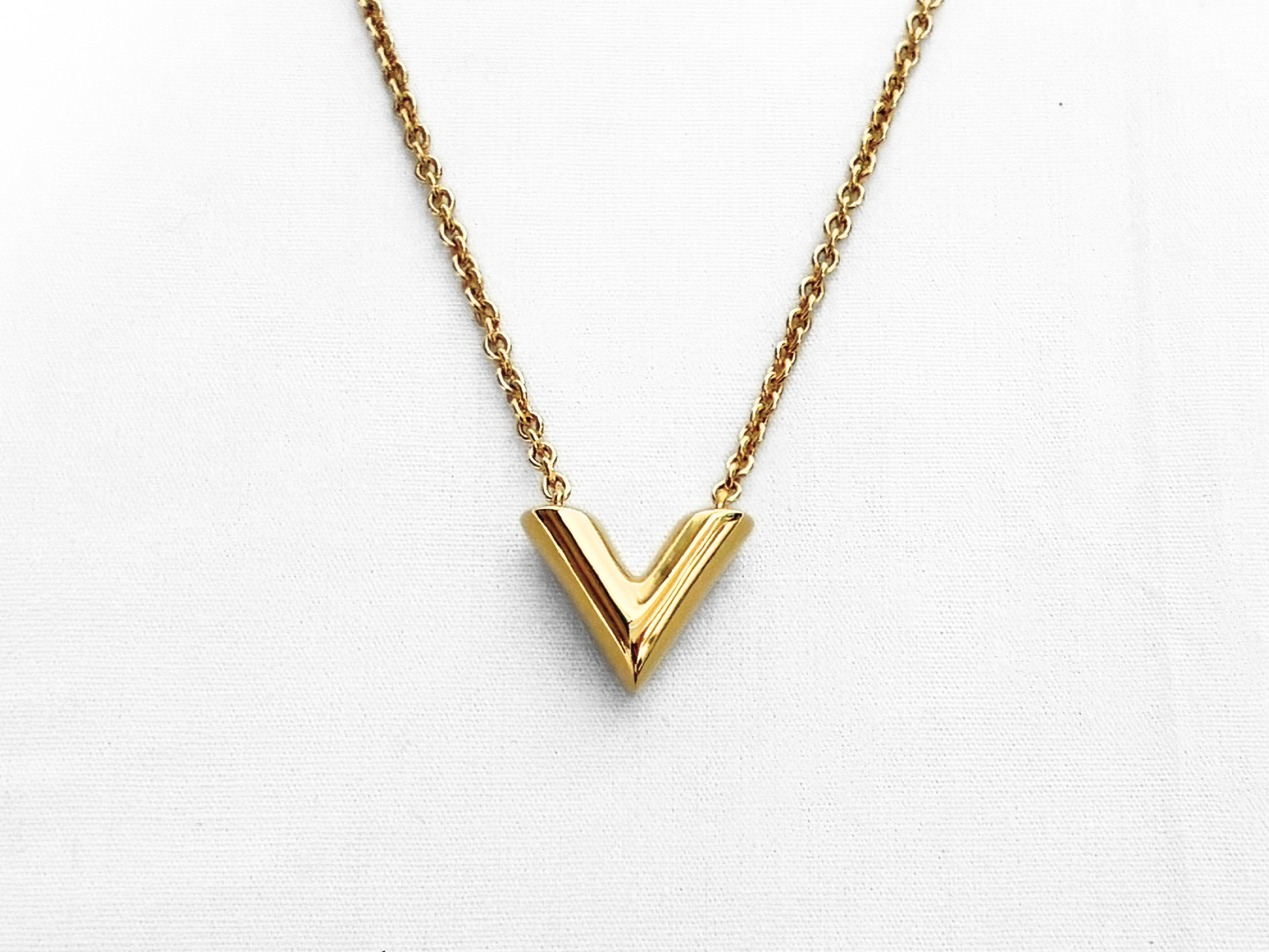 Essential M61083 Gold V Necklace — view 4