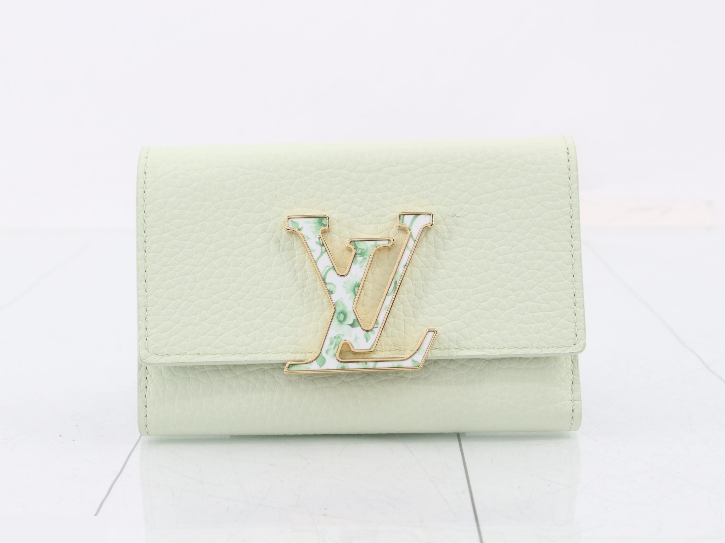 LV Portefeuille Capucines Compact Wallet