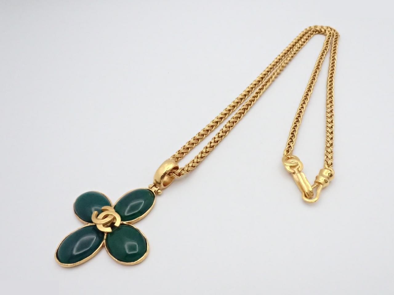 95A Center Coco Cross Green Stone Necklace, Chain approx. 86cm — view 3