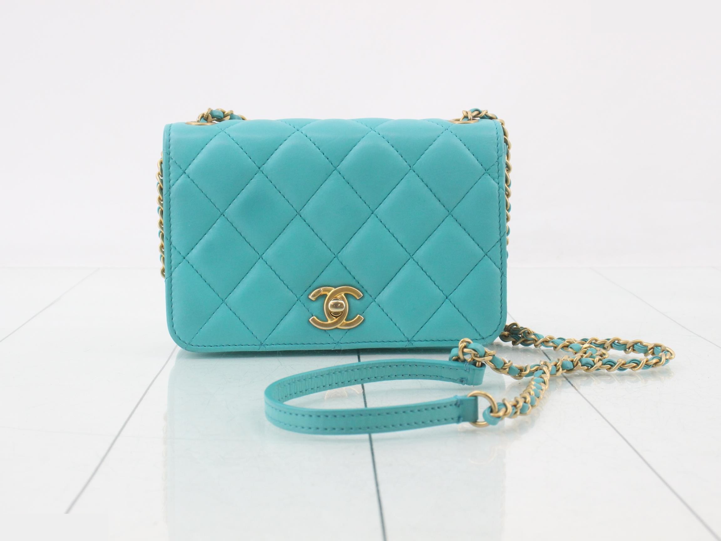 Matelassé 18 Chain Shoulder Bag