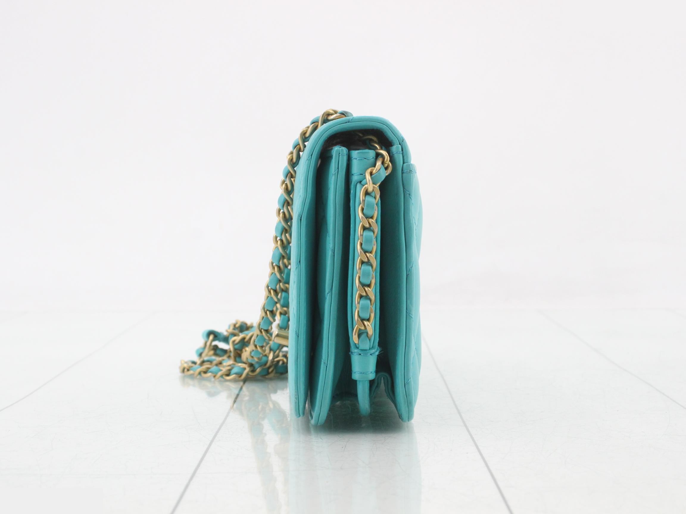 Matelassé 18 Chain Shoulder Bag — view 3
