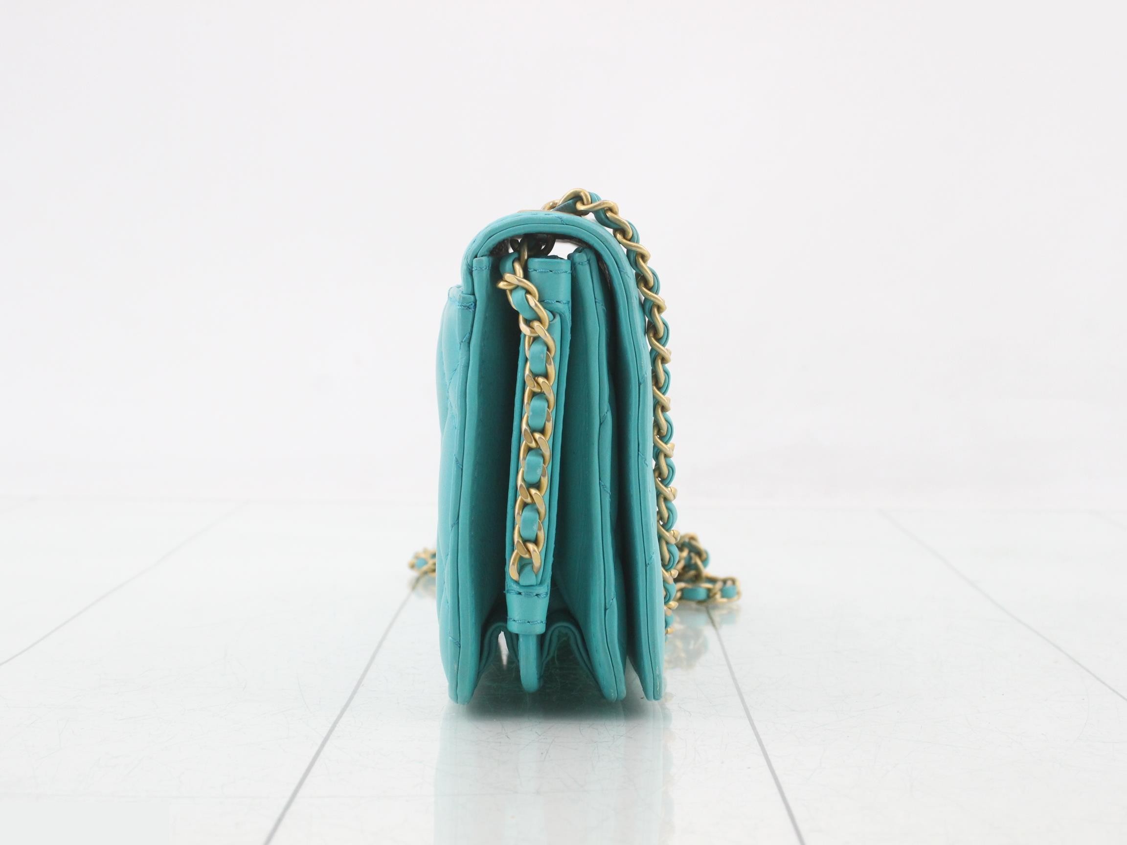 Matelassé 18 Chain Shoulder Bag — view 4