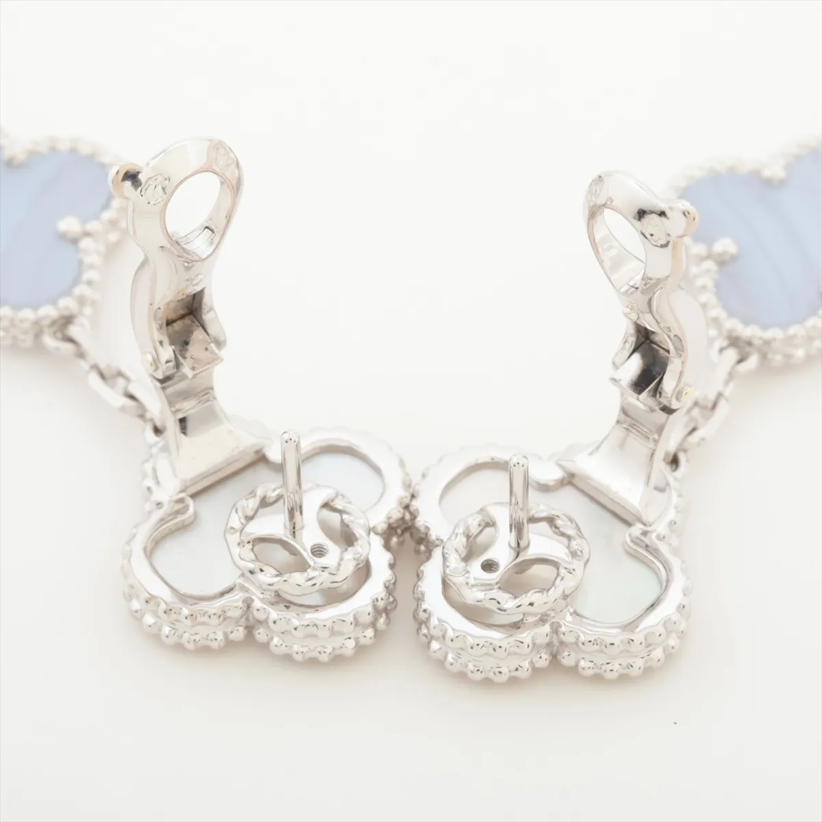 Magic Alhambra Shell Chalcedony Earrings 750(WG) 19.4g JB953947 Small stone chip — view 4