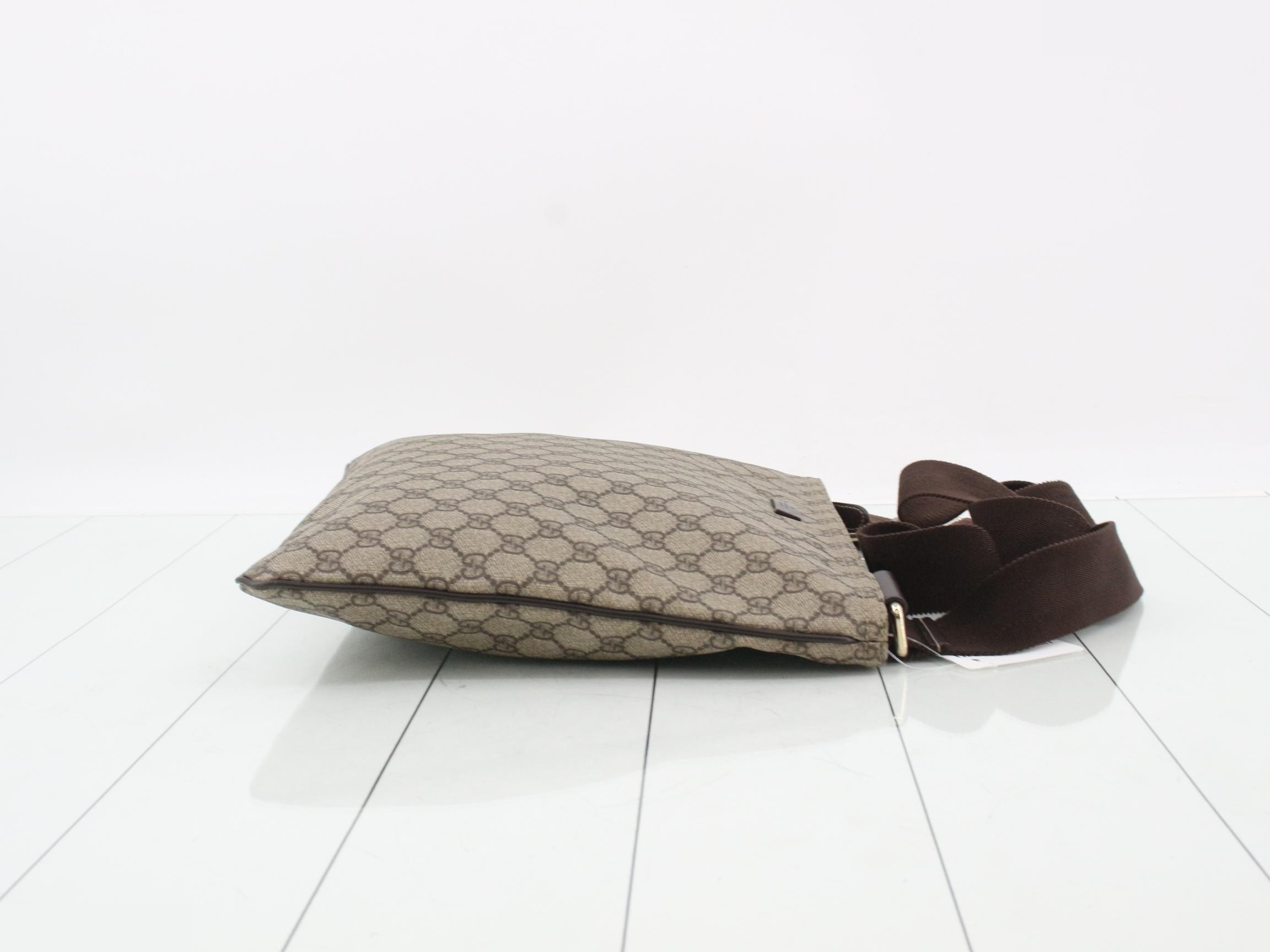 GG Supreme Shoulder Bag — view 3