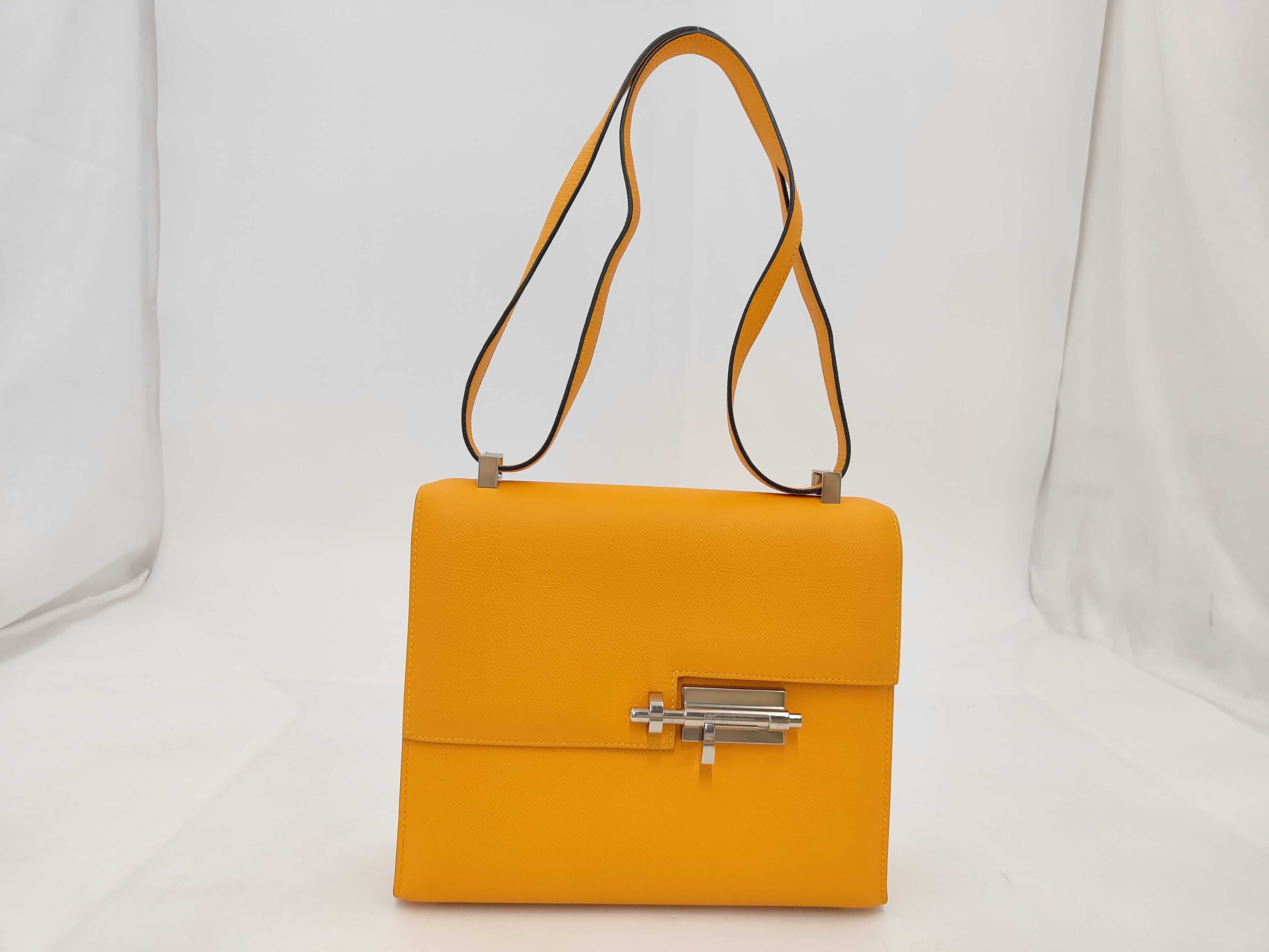 Veroux 23 Jaune Ambre Epsom Silver Shoulder Bag (A stamp)