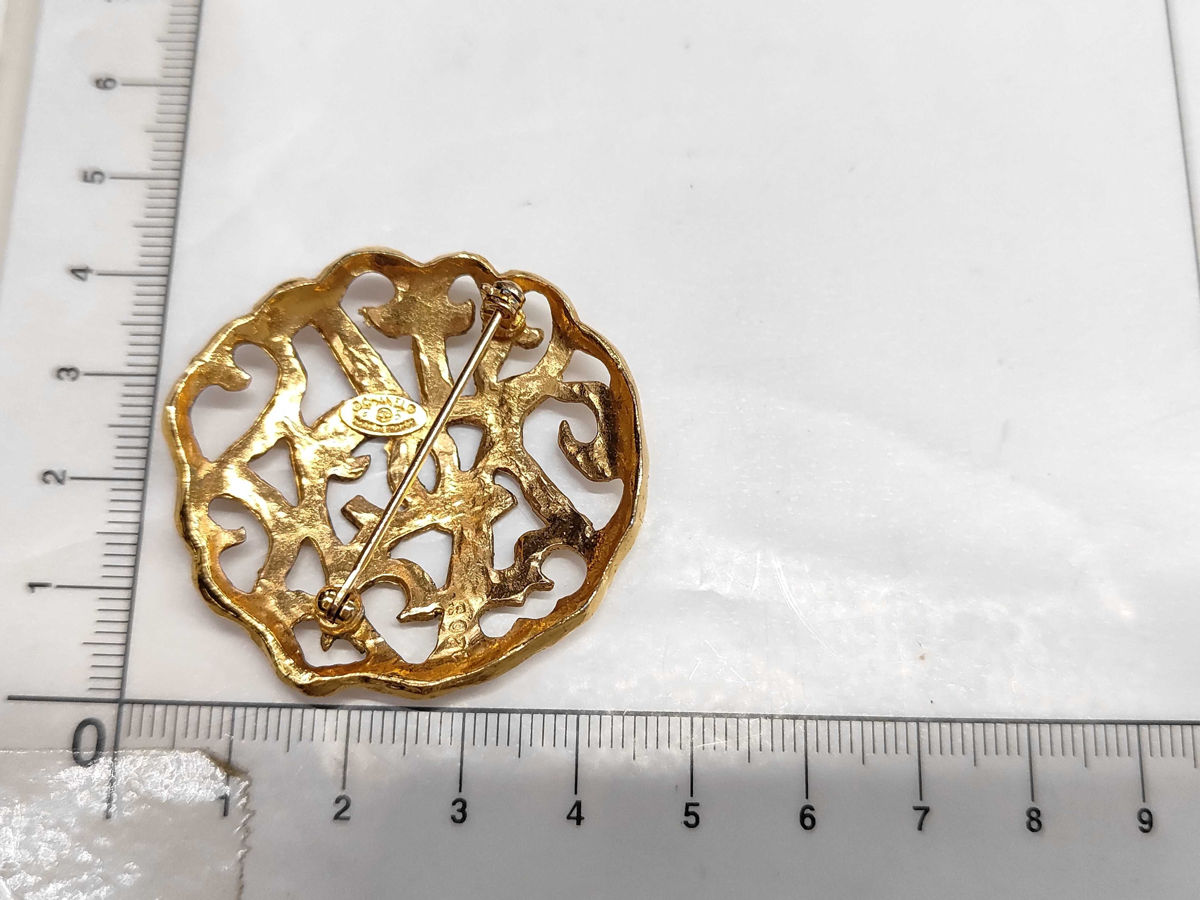 brooch — view 2