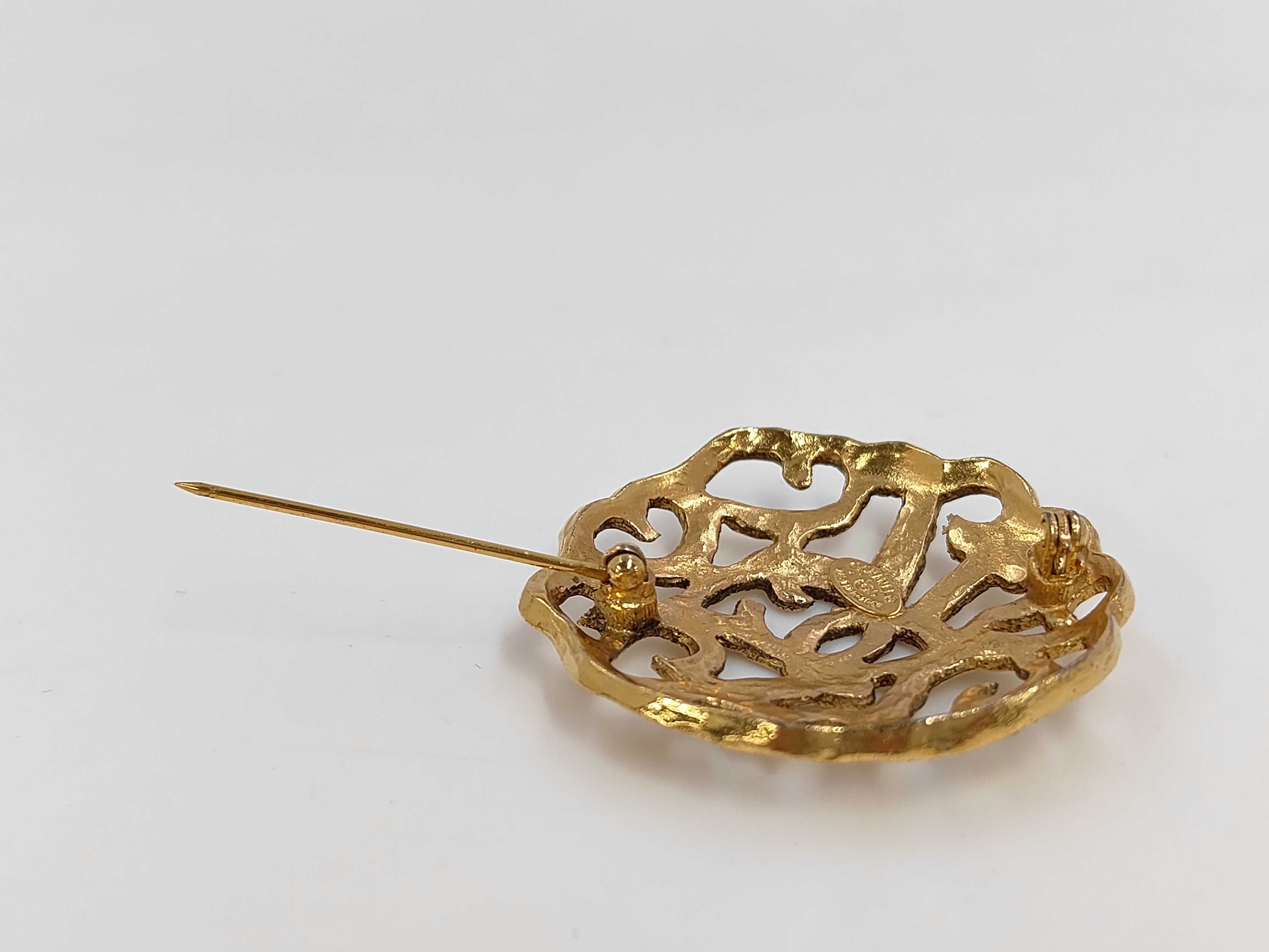 brooch — view 5