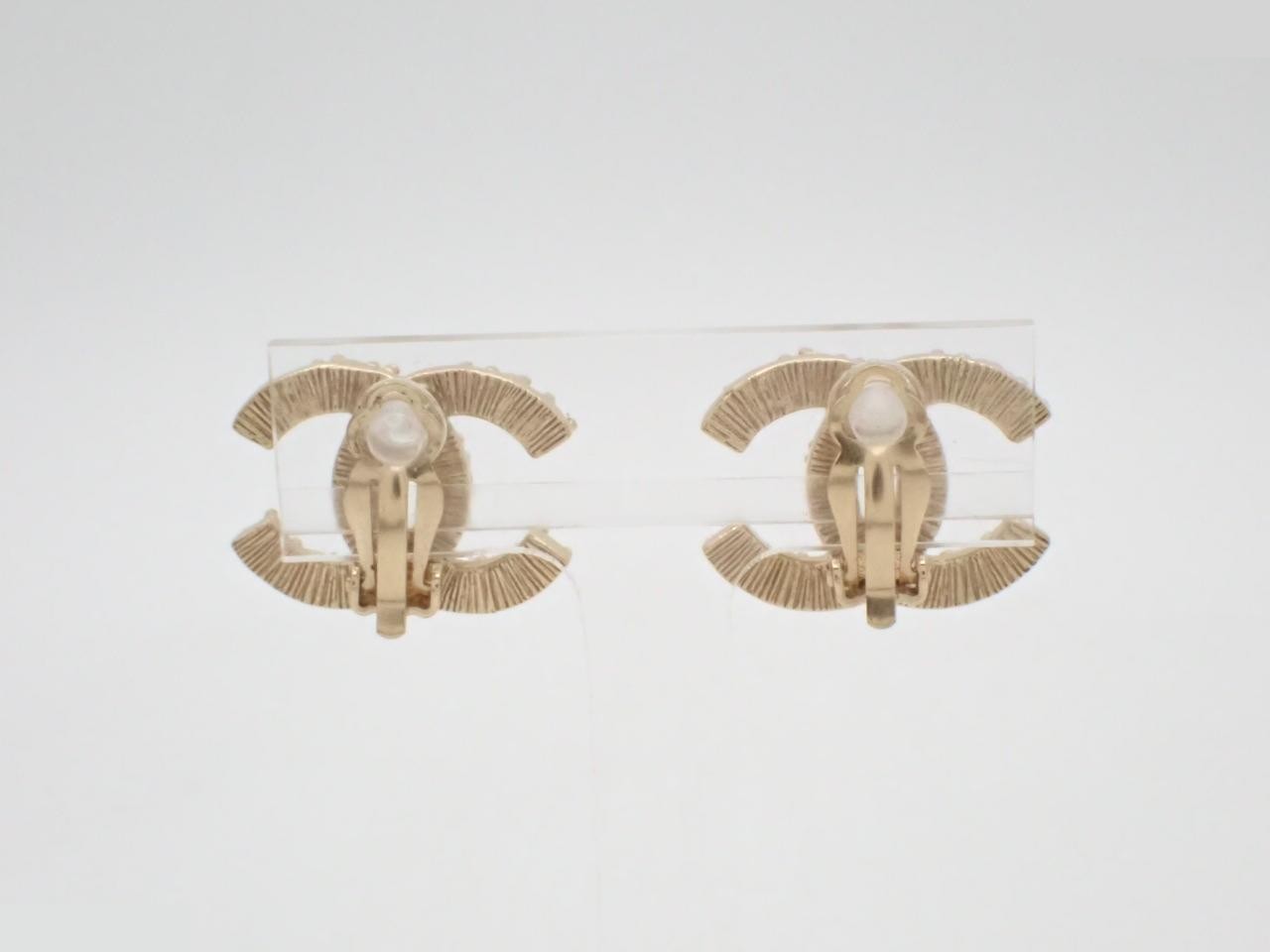 Earrings, Coco Mark design, gold, pearl — view 2