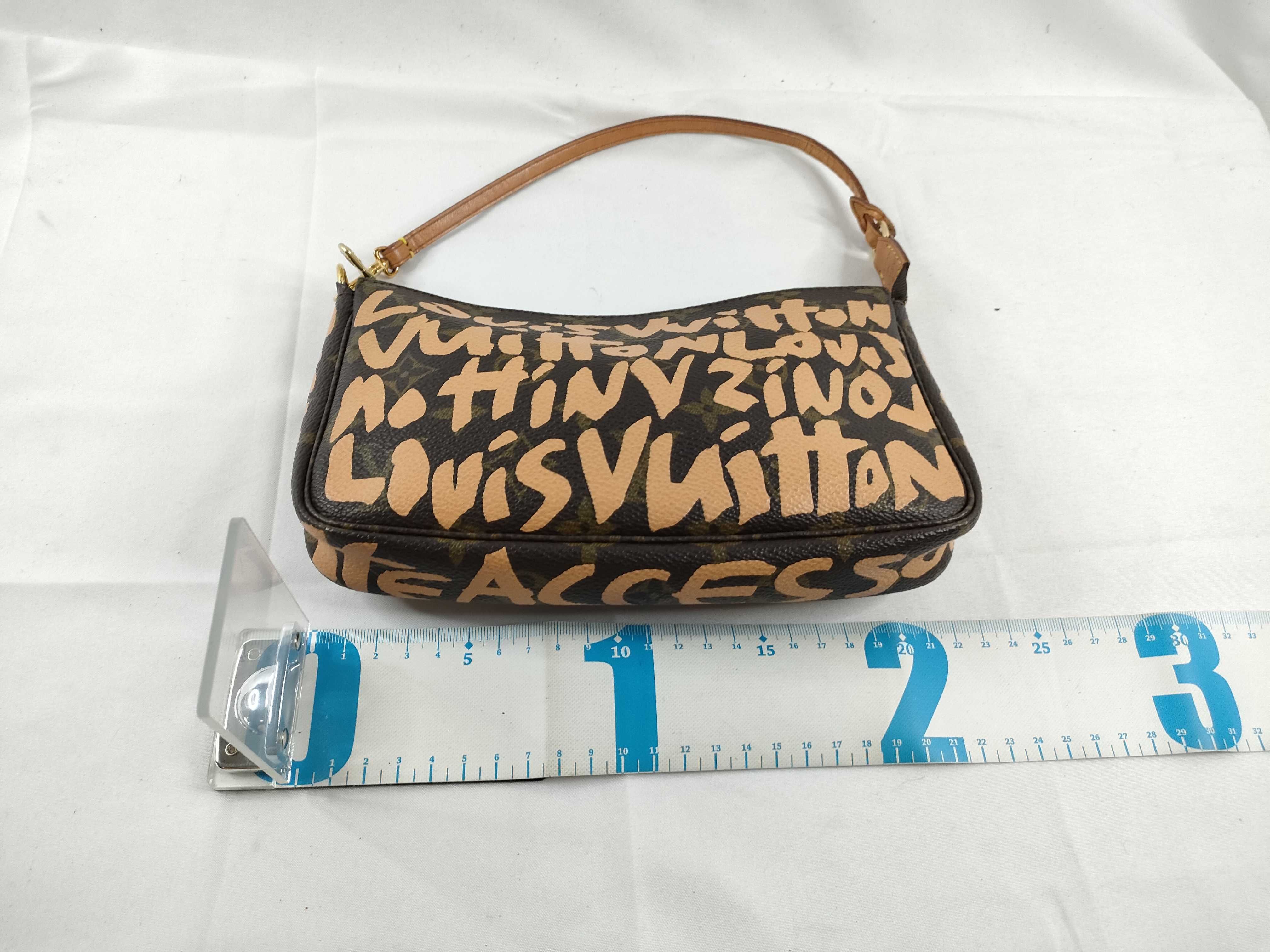 M92193 Pochette Accessoires Graffiti Handbag — view 2