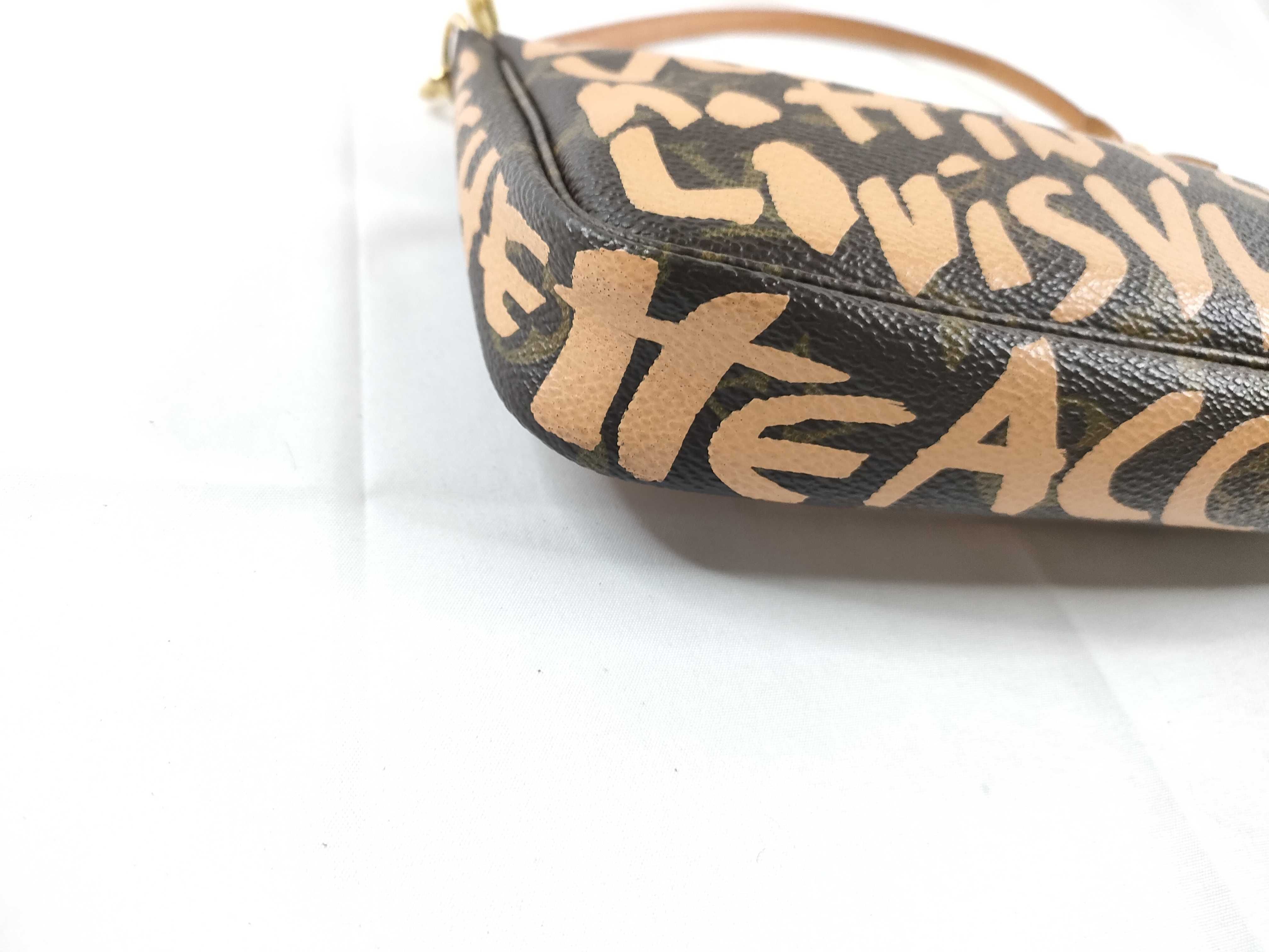 M92193 Pochette Accessoires Graffiti Handbag — view 3