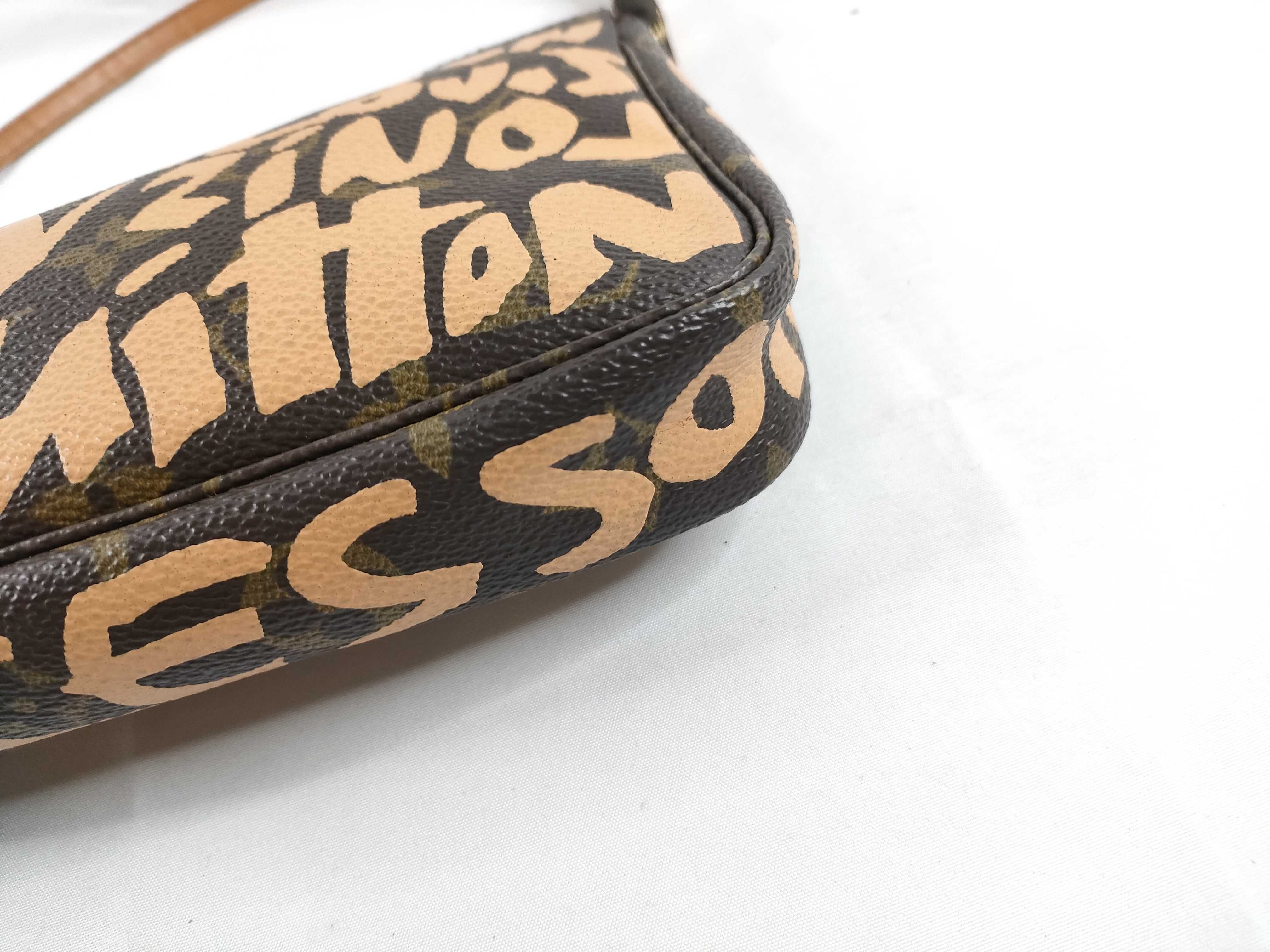 M92193 Pochette Accessoires Graffiti Handbag — view 5