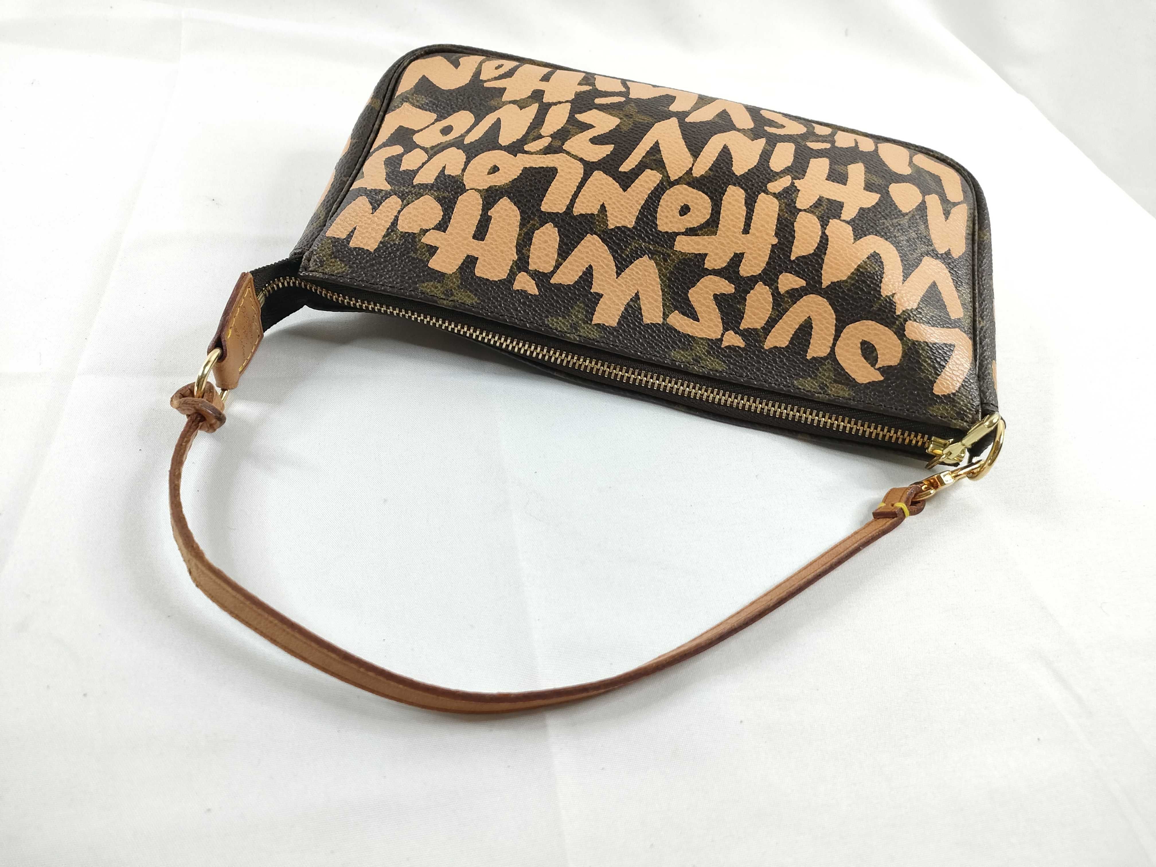 M92193 Pochette Accessoires Graffiti Handbag — view 6