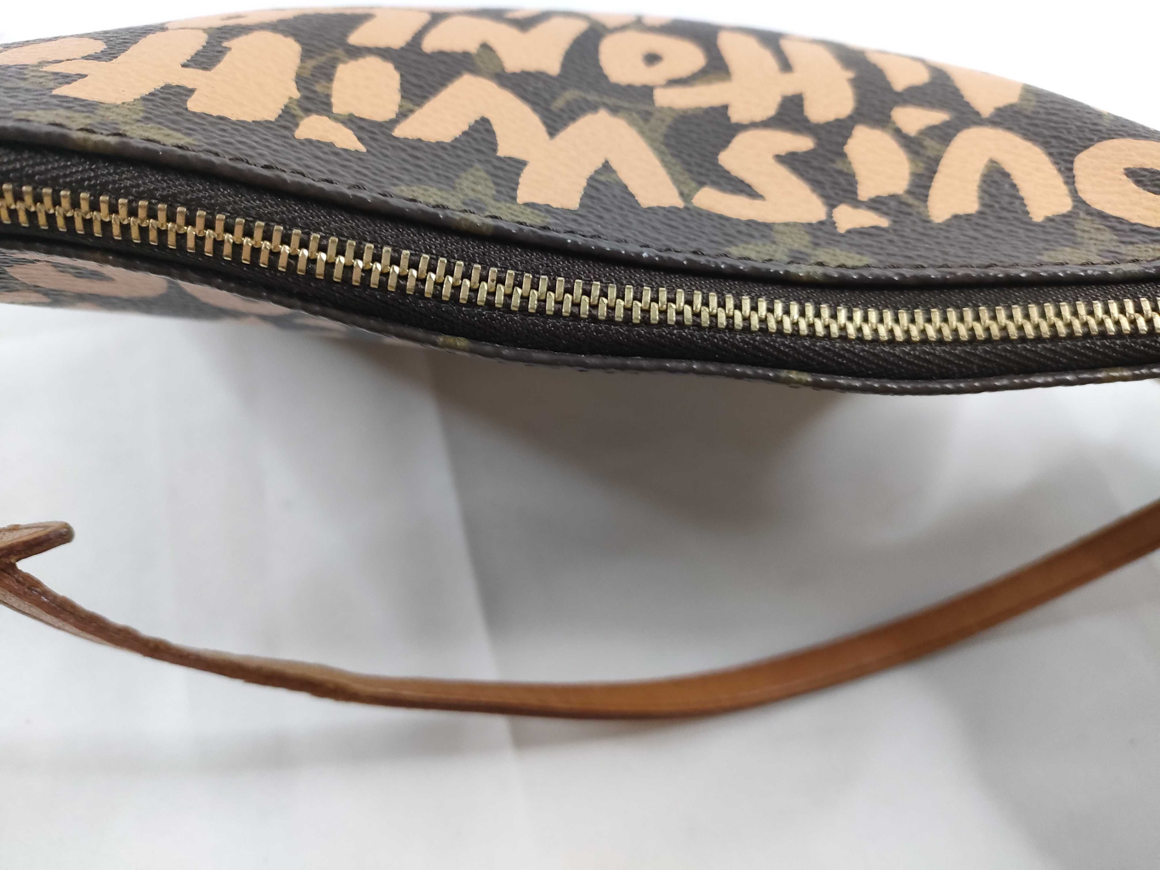 M92193 Pochette Accessoires Graffiti Handbag — view 9