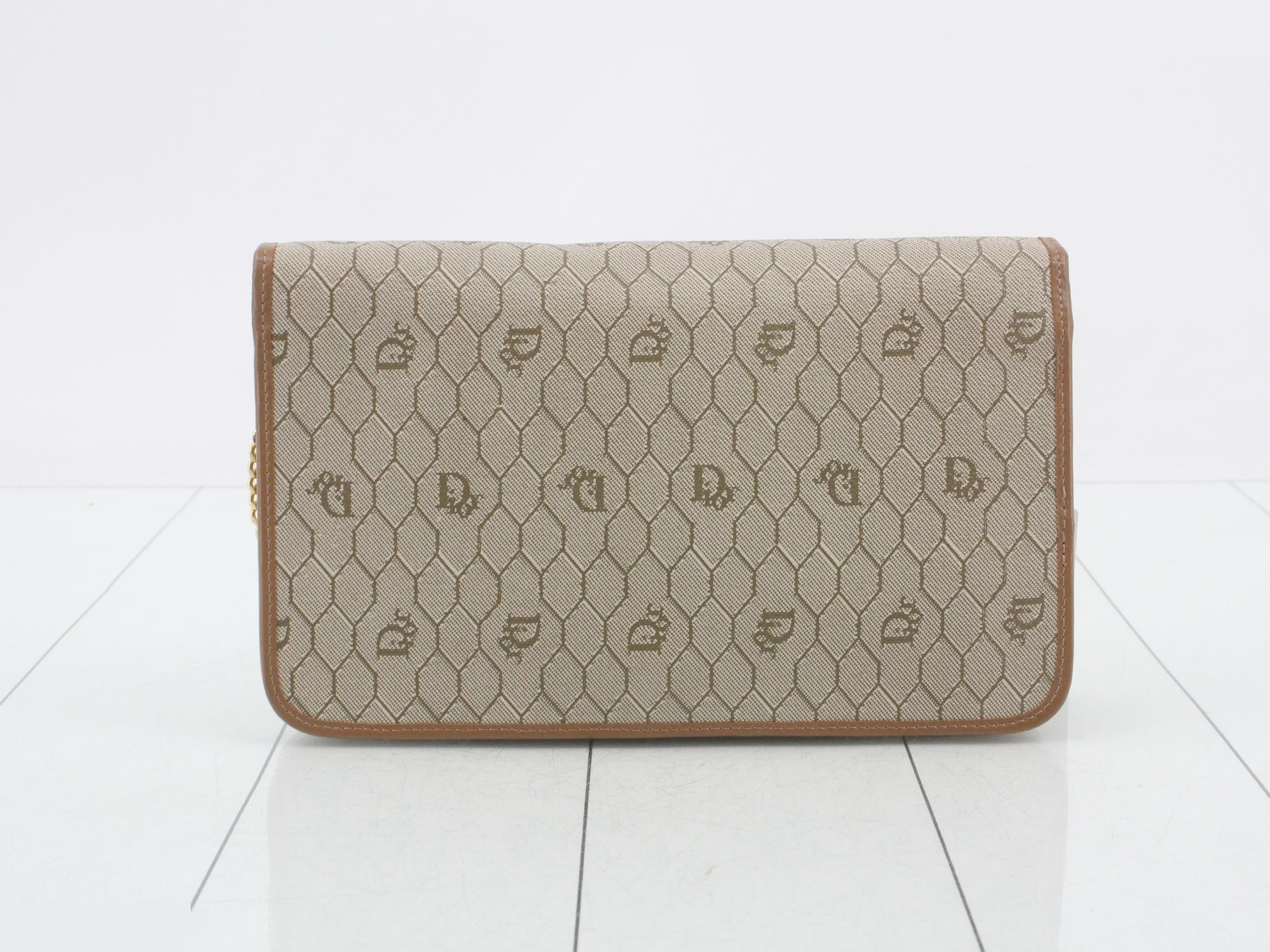 Chain shoulder bag with honeycomb pattern — view 2