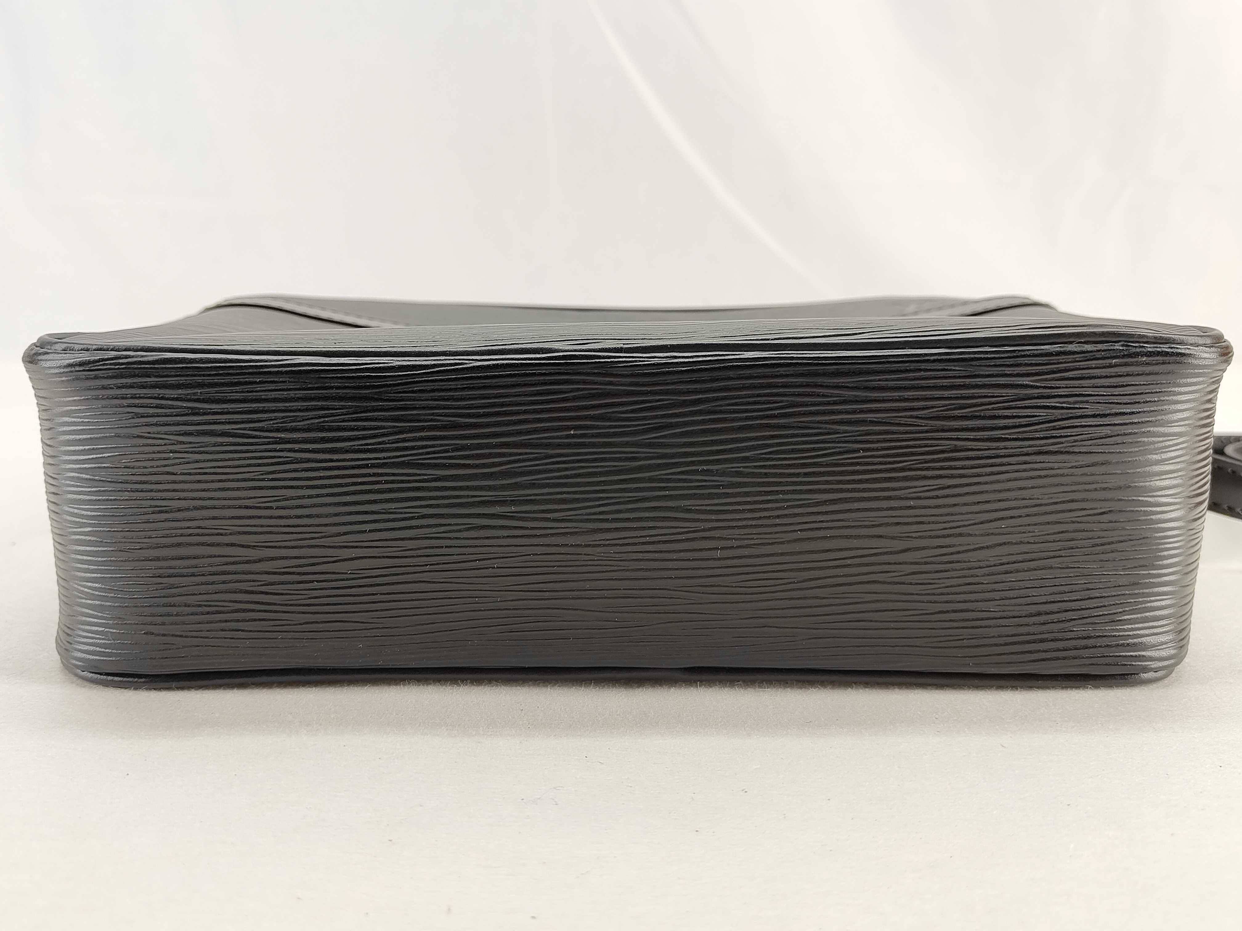 Epi Louis Vuitton Trocadero Shoulder Bag — view 8