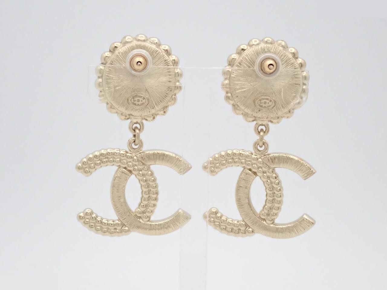 Pearl earrings, gold, Coco Mark — view 2