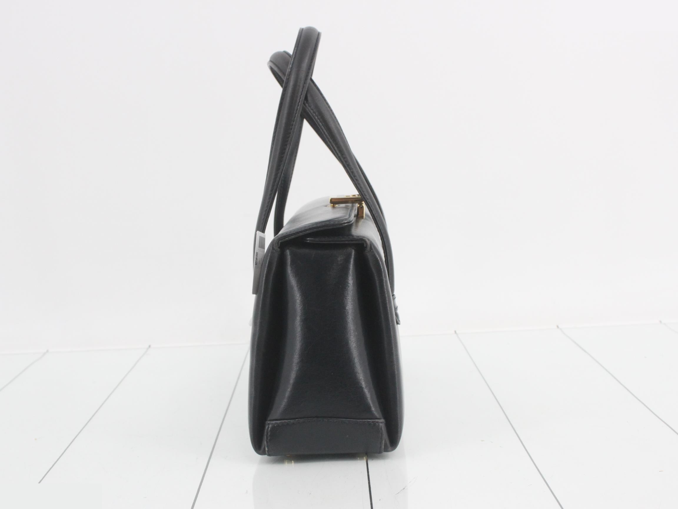 Vintage Gucci leather handbag with G logo — view 4