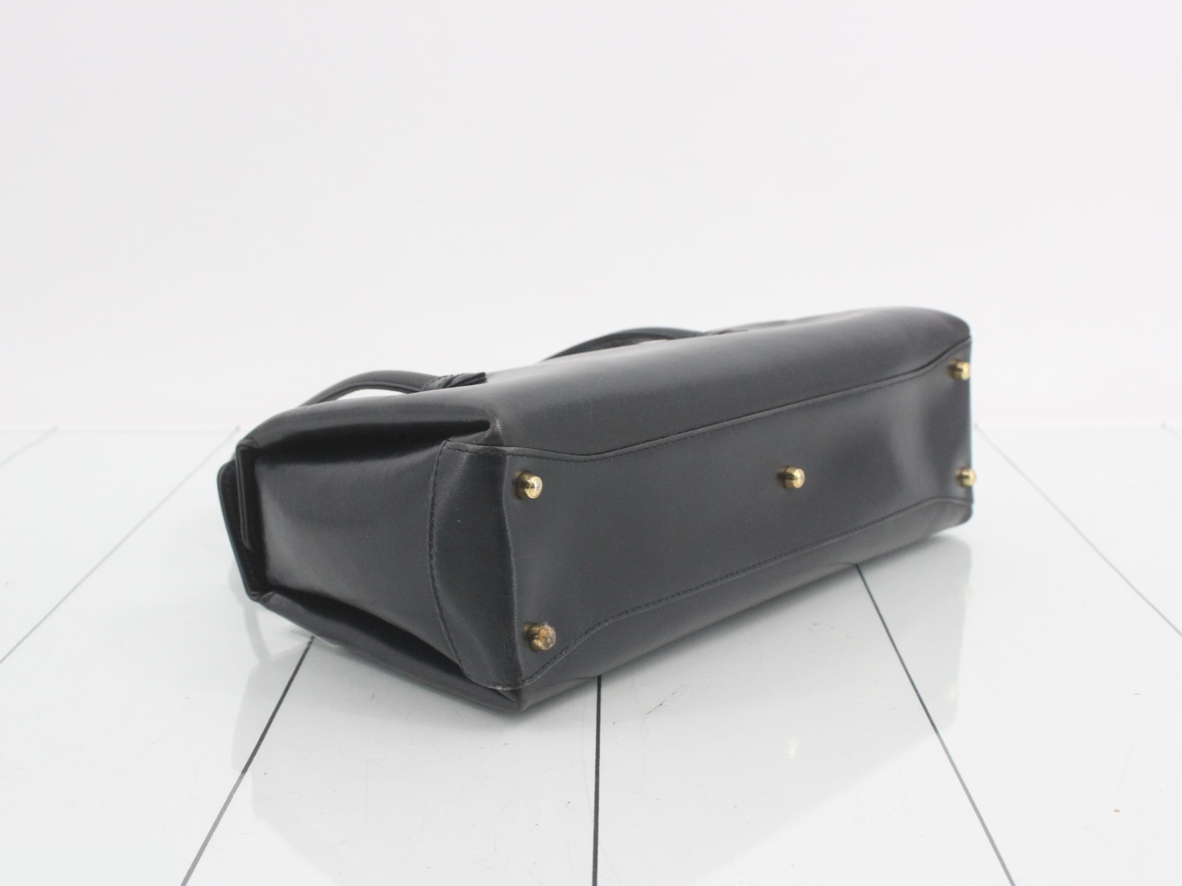 Vintage Gucci leather handbag with G logo — view 5