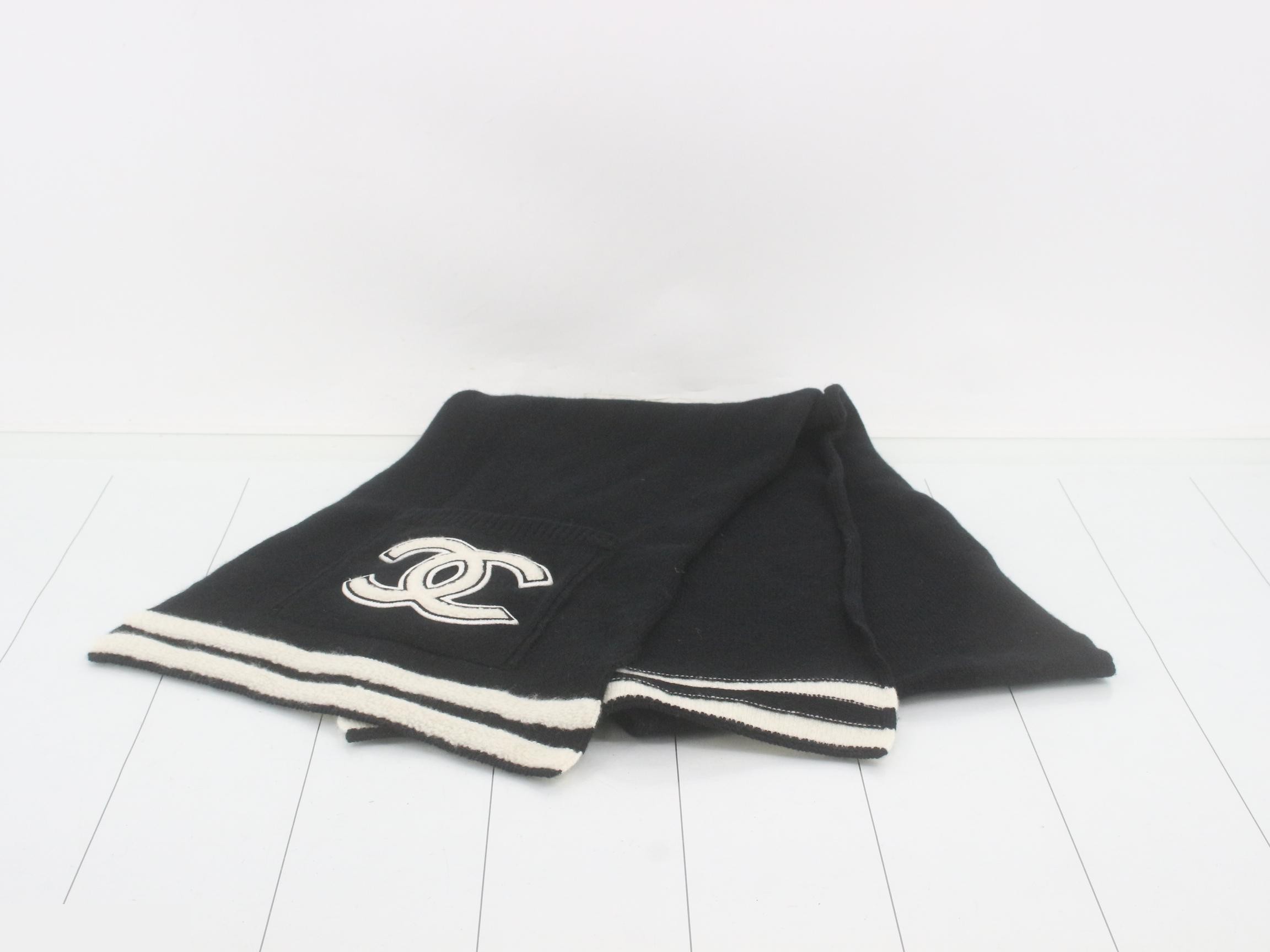 Scarf, logo, pocket — view 2