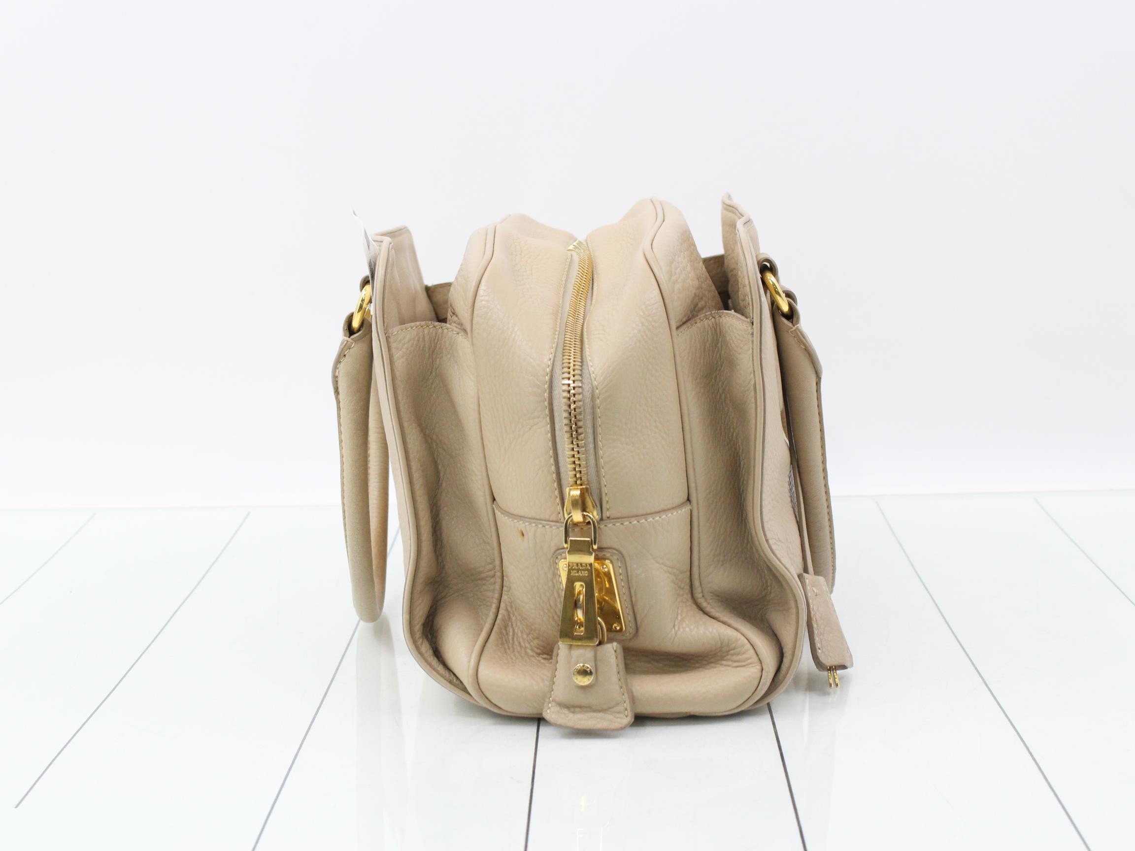 Vitello Daino handbag with padlock and key — view 4