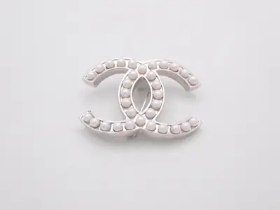 brooch, model 05V, Coco Mark, pearl, silver, 4cm wide.