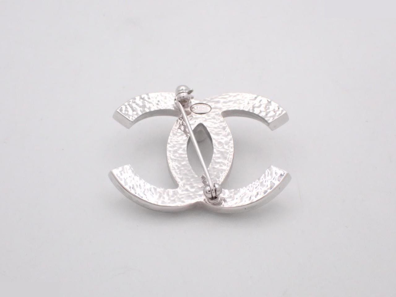 brooch, model 05V, Coco Mark, pearl, silver, 4cm wide. — view 2