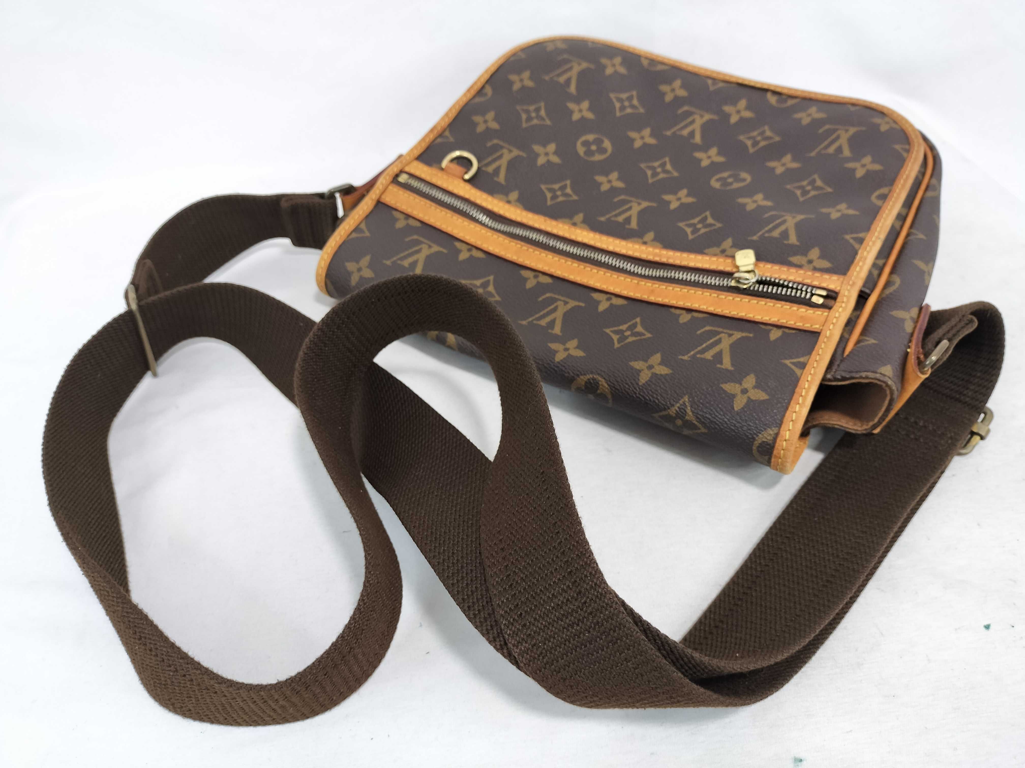 Monogram LV Messenger PM Shoulder Bag — view 3